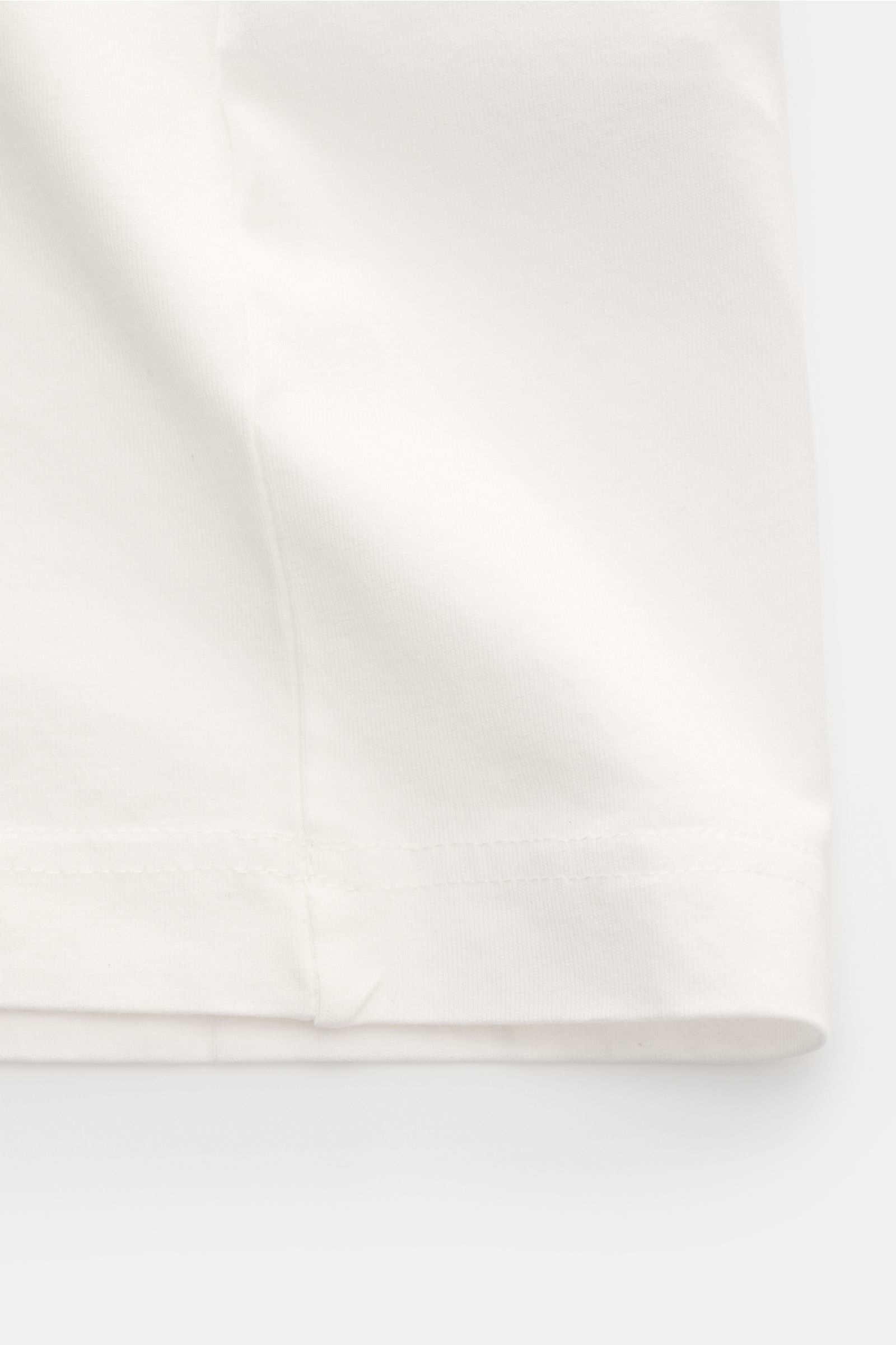 Golden Goose Rundhals-T-Shirt offwhite aus weichem Baumwoll-Jersey, Regular Fit, Rundhalsausschnitt, Detailansicht der Naht am Saum, Frontperspektive.