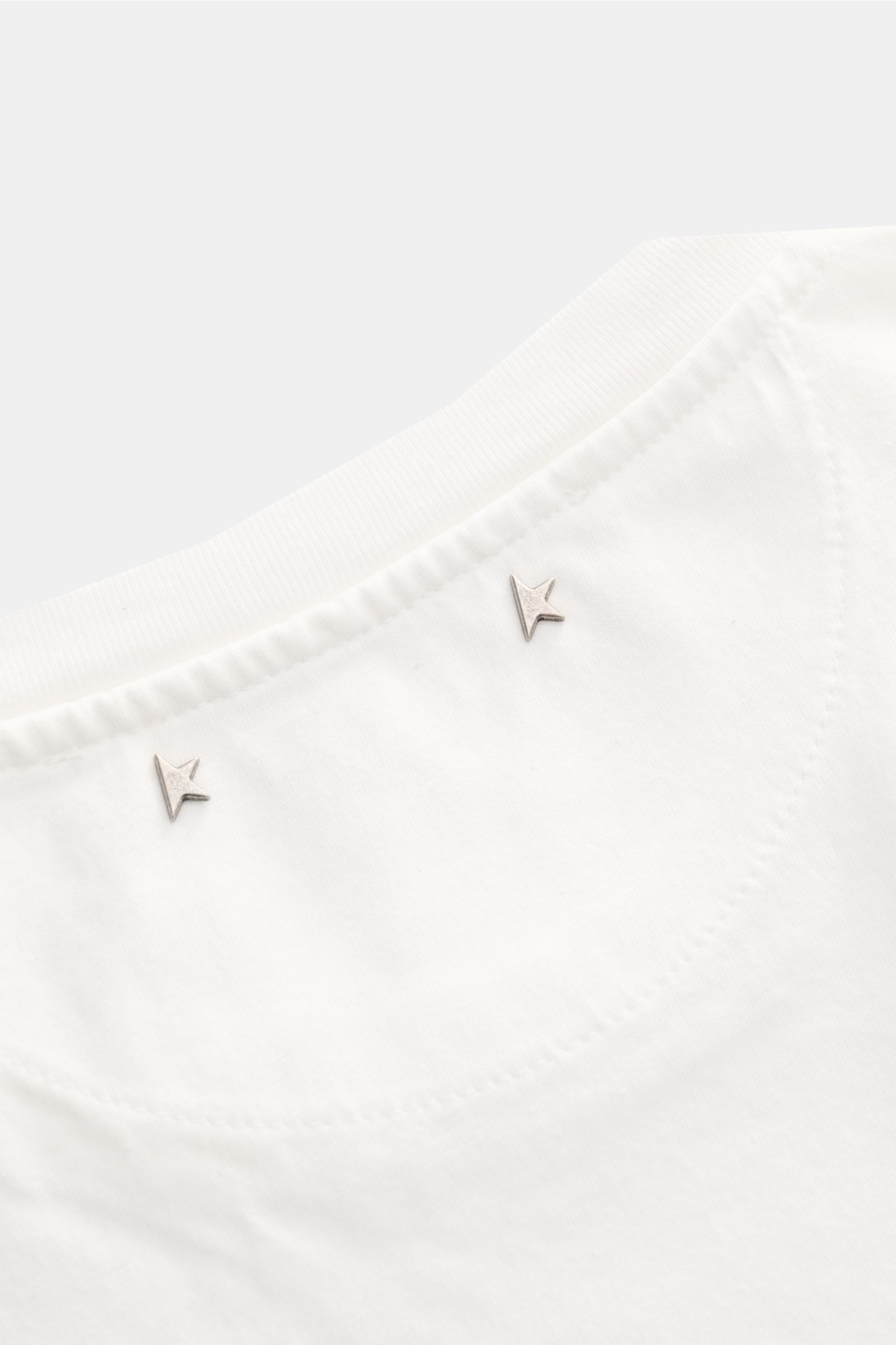 Golden Goose Rundhals-T-Shirt offwhite aus weichem Baumwoll-Jersey, Rückansicht mit zwei ikonischen Metall-Sternen am Kragen.