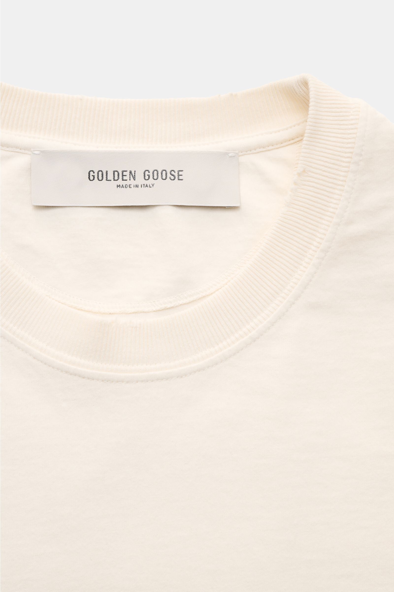 Golden Goose Rundhals-T-Shirt creme, Nahaufnahme von Kragen und Label, weicher Baumwolljersey mit Vintage-Details, Italien-Design.