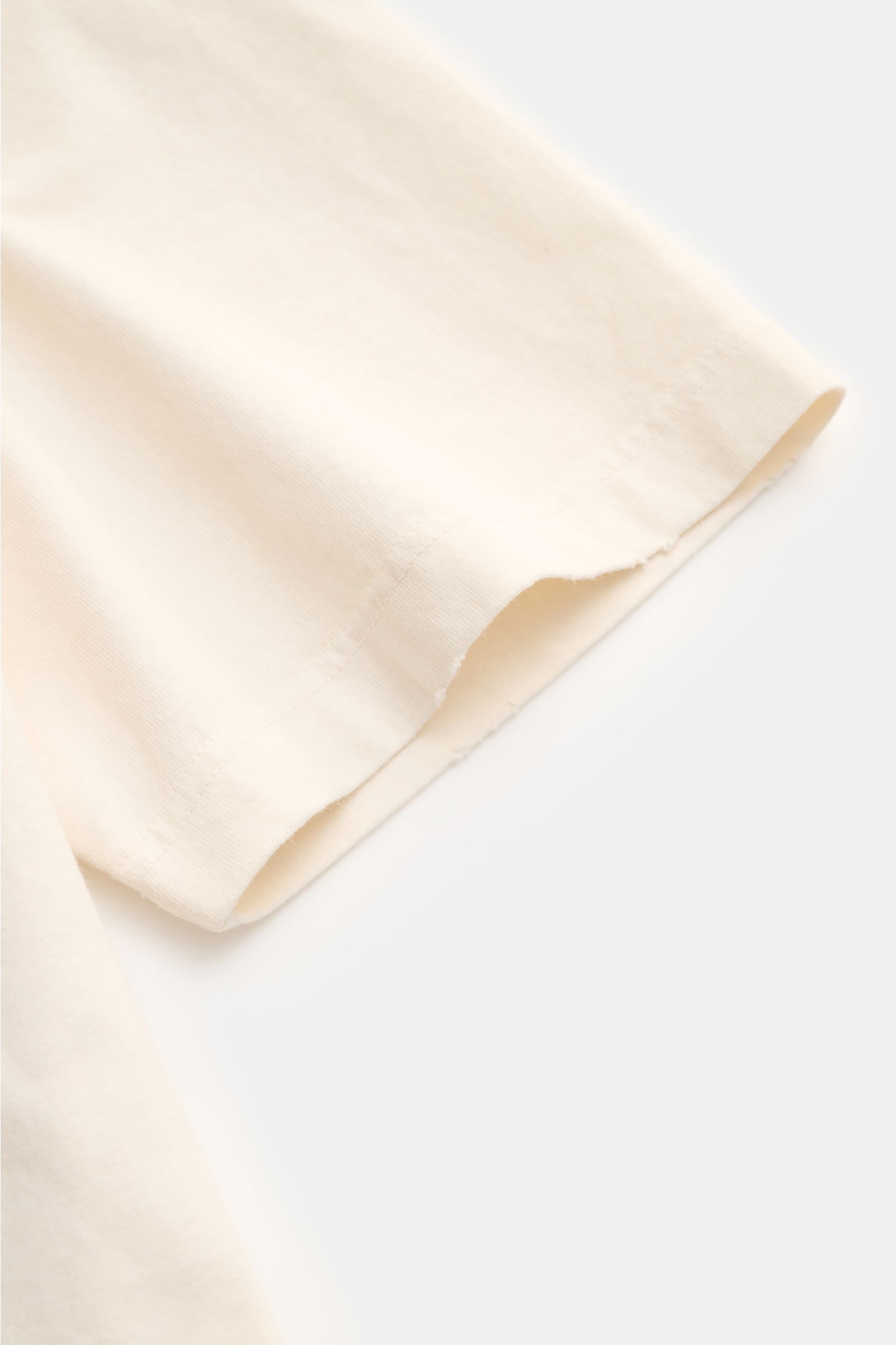 Golden Goose Rundhals-T-Shirt creme, Nahaufnahme des Ärmels mit weichem Jersey und modernen Distressed-Details, italienisches Design.