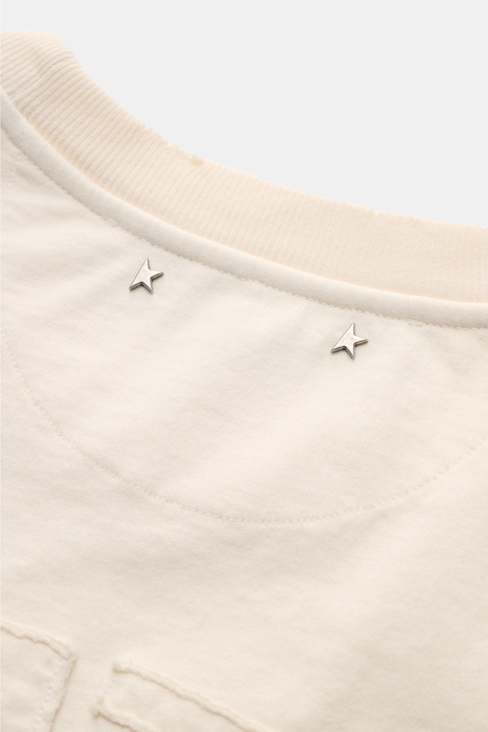 Golden Goose Rundhals-T-Shirt creme, Detailaufnahme von hinten oben, weicher Baumwolljersey mit Vintage-Sternen und Rundhalsausschnitt.