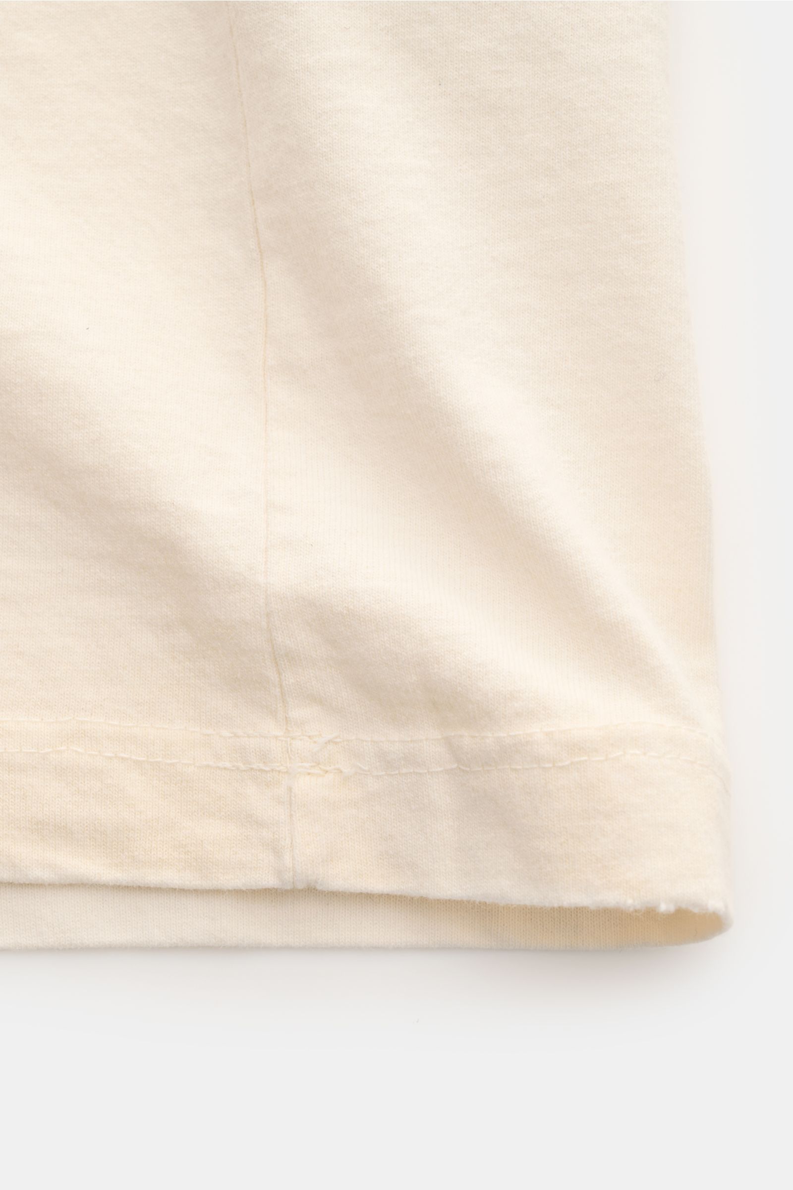 Cremefarbenes Golden Goose Rundhals-T-Shirt, Detailaufnahme des Saums mit Vintage-Distressed-Details, reine Baumwolle, Regular Fit.