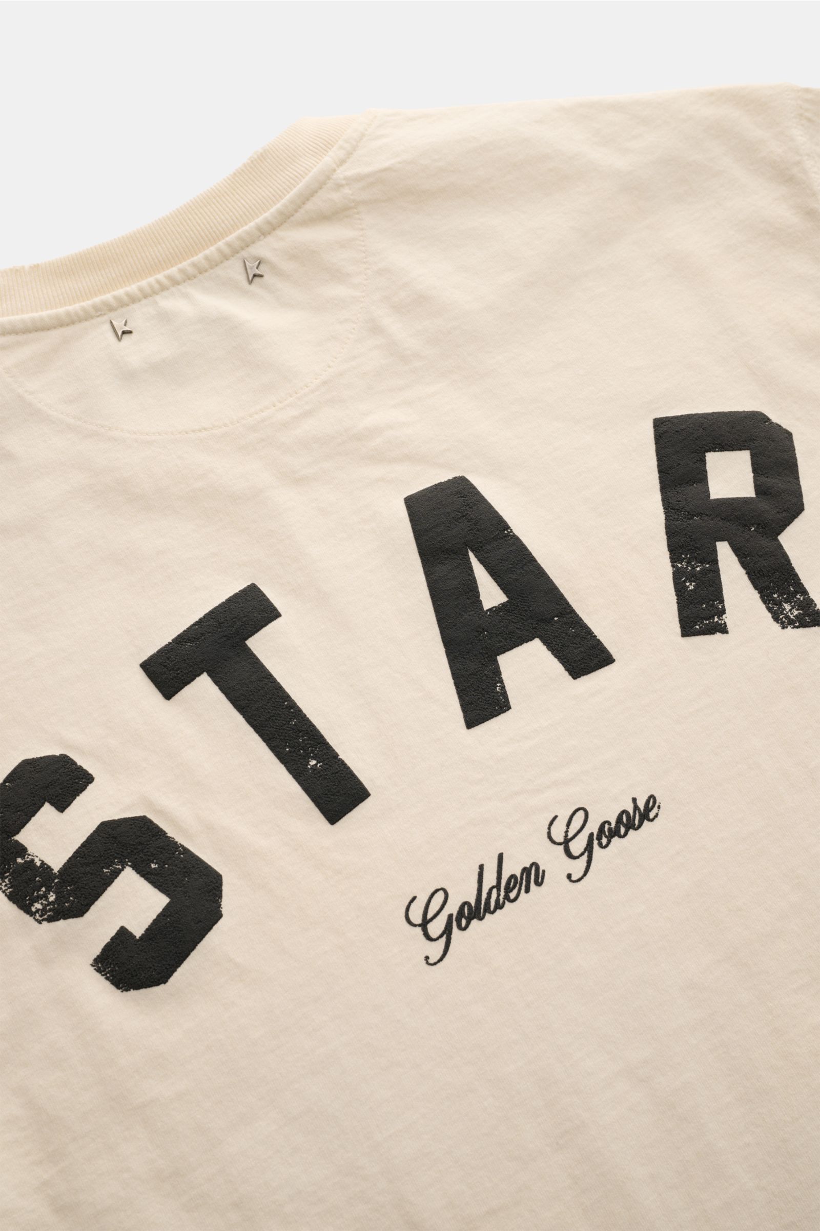 Golden Goose Rundhals-T-Shirt creme, Rückenprint „STAR“, zwei Metall-Sterne, Vintage-Distressed, reine Baumwolle, Detailaufnahme von hinten.