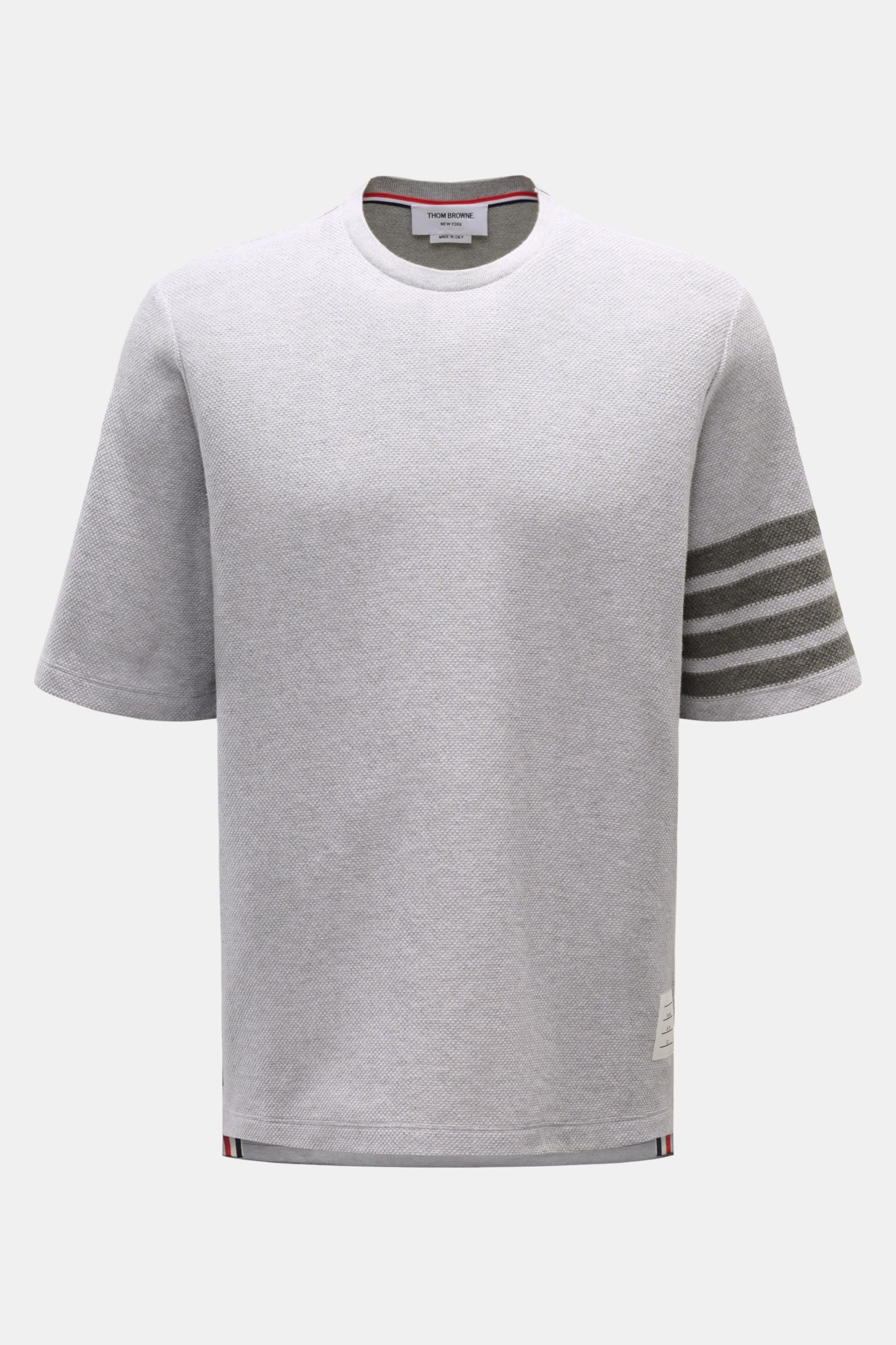 Thom Browne Rundhals-T-Shirt grau meliert, frontale Nahaufnahme, strukturierter Baumwollstoff, Regular Fit, Tricolore-Streifen an Saumschlitzen, Kontraststreifen am Ärmel.