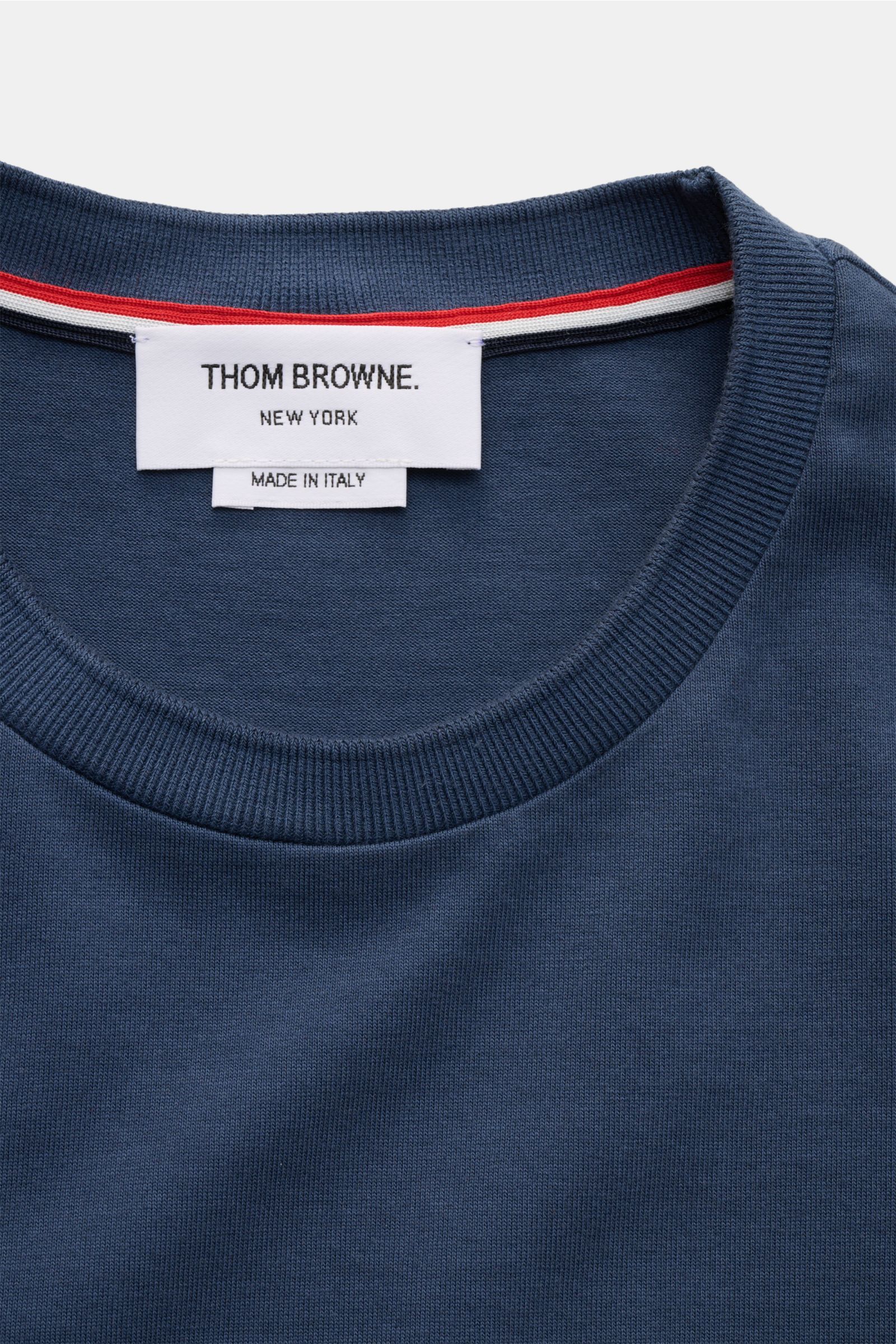 Nahaufnahme des graublauen Thom Browne Rundhals-T-Shirts mit breitem Saumbündchen und markentypischen Streifen am Ärmel, aus schwerem, weichem Baumwoll-Jersey, Slim Fit.