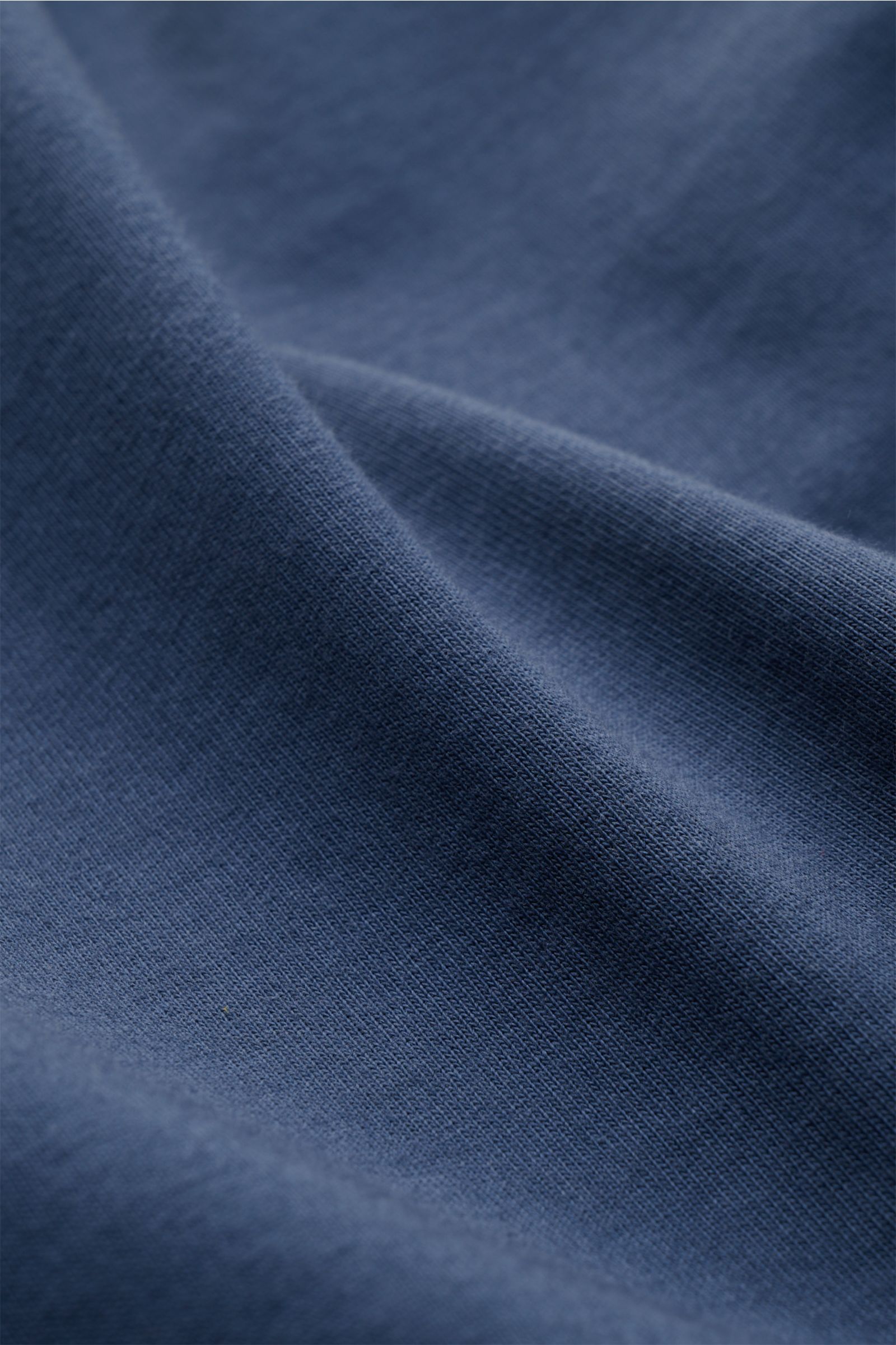 Detailaufnahme des graublauen Thom Browne Rundhals-T-Shirts aus schwerem, weichem Baumwolljersey mit feiner Struktur.