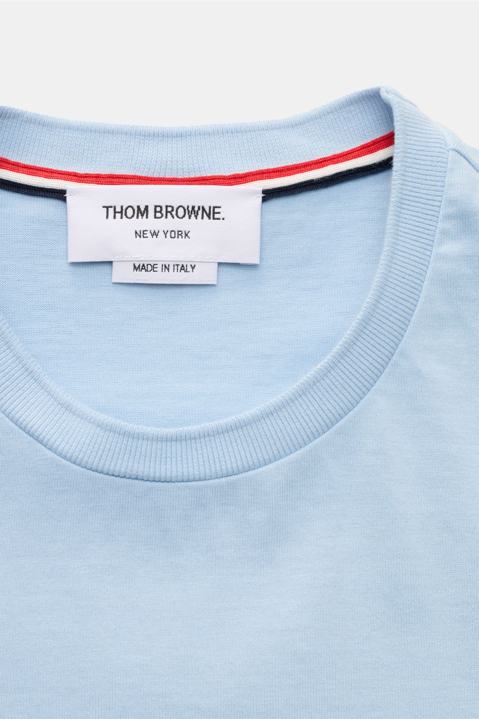 Close-up front view of Thom Browne Crew neck T-shirt smoky blue in heavy pure cotton jersey with jumper-inspired bands inside collar.

Monochrome T-shirt by THOM BROWNE in heavy pure cotton jersey fabric refined with jumper-inspired bands – perfect for