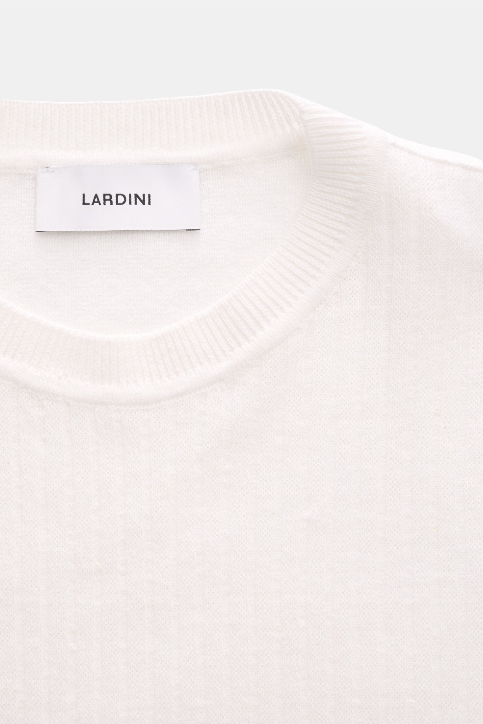 Lardini Kurzarmpullover offwhite in Slim Fit, Rundhalsausschnitt, weicher Leinen-Baumwoll-Mix, feines Rippstrick-Design, Nahaufnahme von oben.