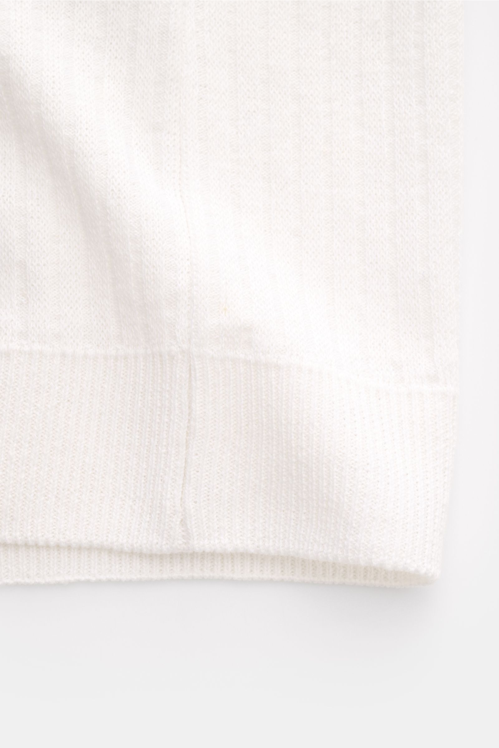 Nahaufnahme des Lardini Kurzarmpullover offwhite, Detailansicht des feinen Strickbilds, Rippstrick-Design und komfortabler Rippbündchen.