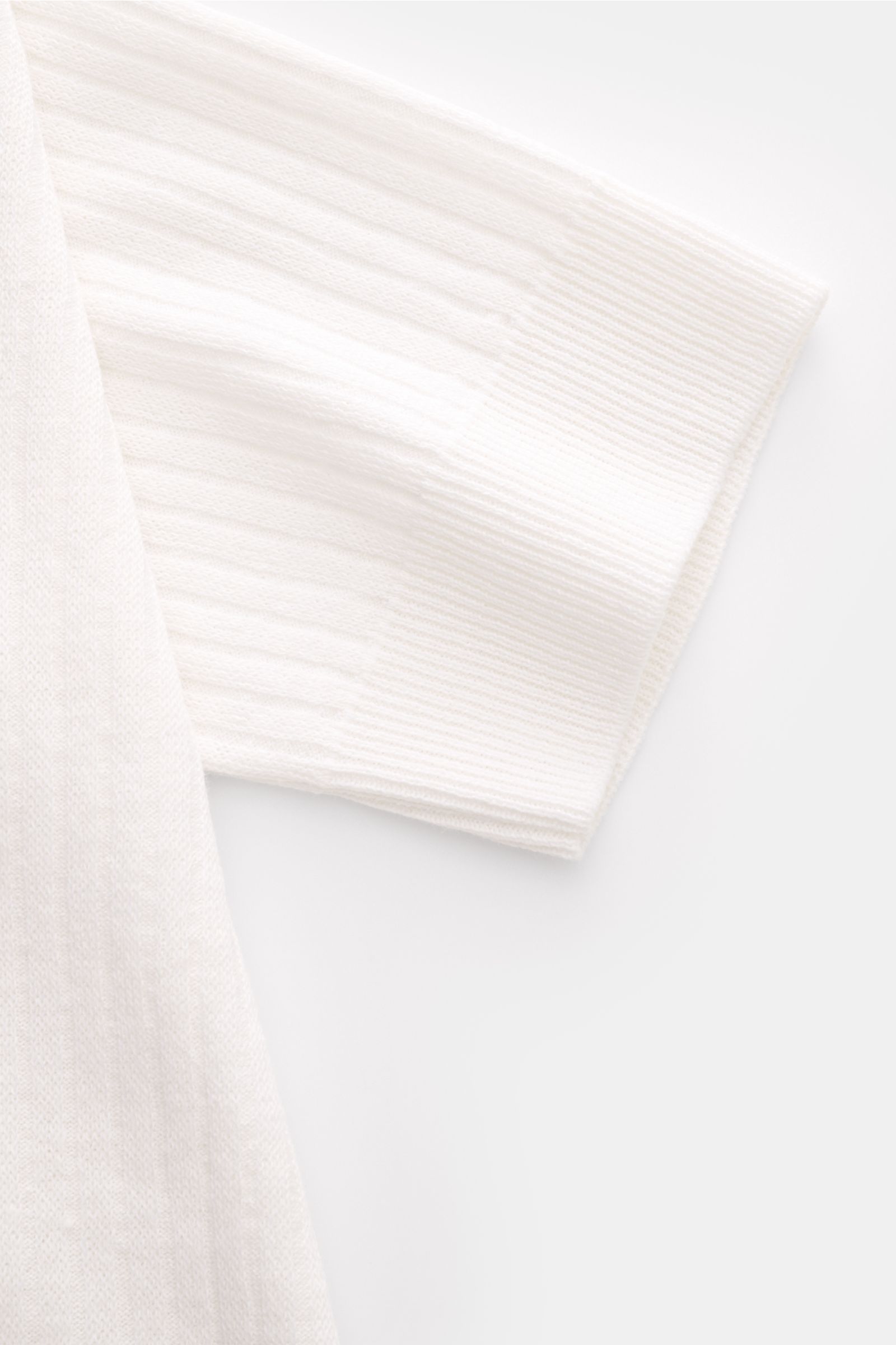 Lardini Kurzarmpullover offwhite, Nahaufnahme von Ärmel und Schulter, Leinen-Baumwoll-Mix, weicher Griff, feines Strickbild, Slim Fit, Rundhalsausschnitt, Rippbündchen.
