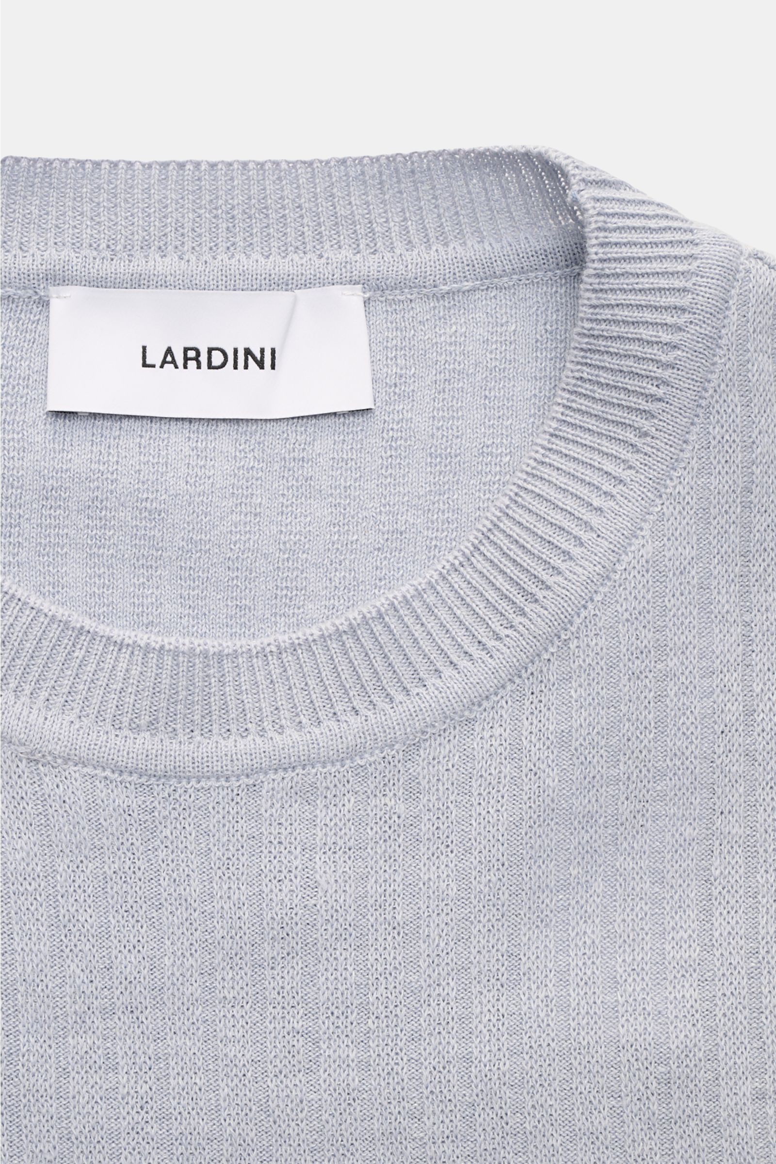 Lardini Kurzarmpullover rauchblau in Nahaufnahme von oben, feines Rippstrick-Design, Rundhalsausschnitt, Leinen-Baumwoll-Mix, Slim Fit.