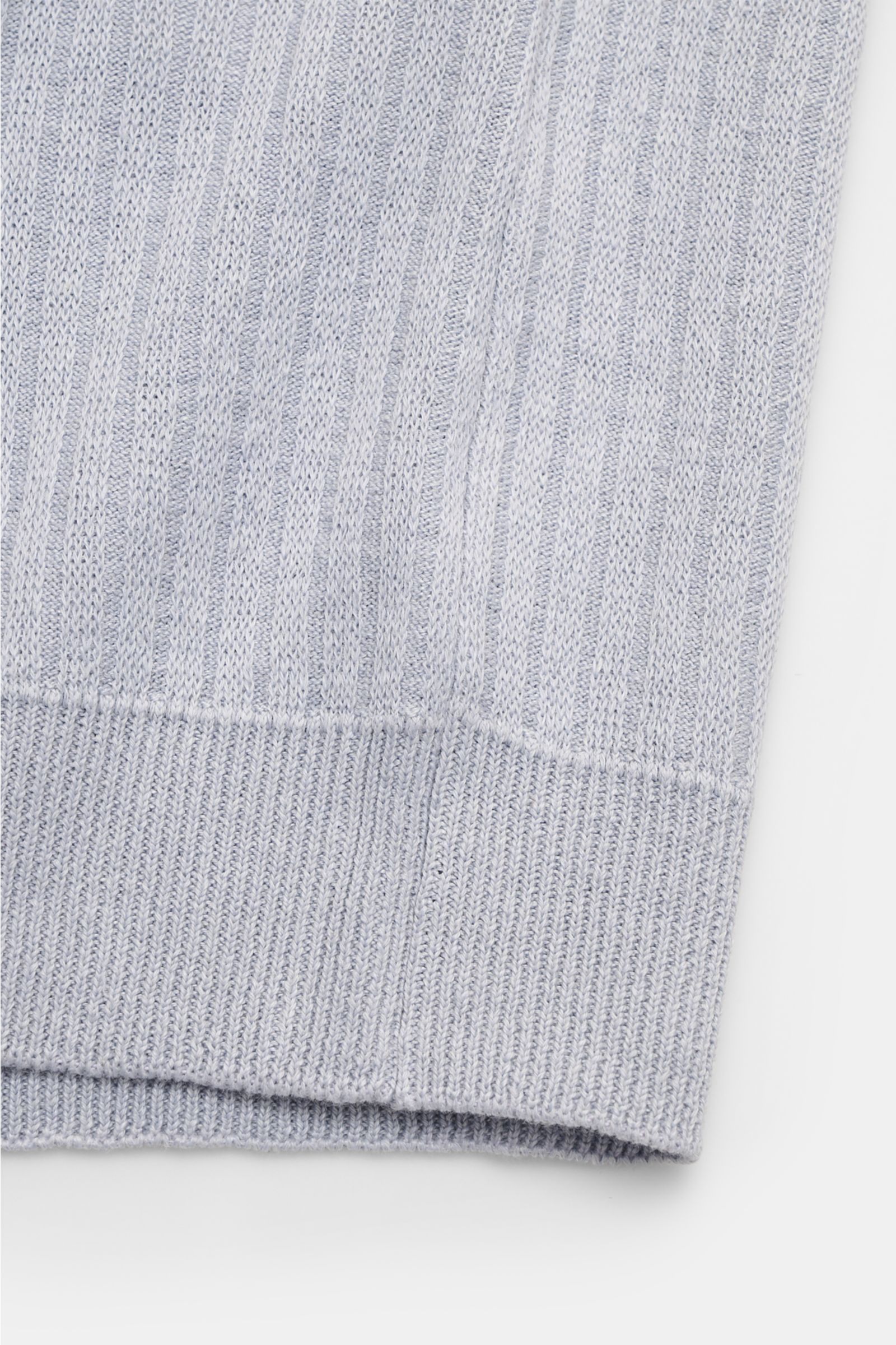 Lardini Kurzarmpullover rauchblau, Detailaufnahme von unten, feines Rippstrick-Design, weicher Griff, Leinen-Baumwoll-Mix, Slim Fit, Rundhalsausschnitt, Rippbündchen.