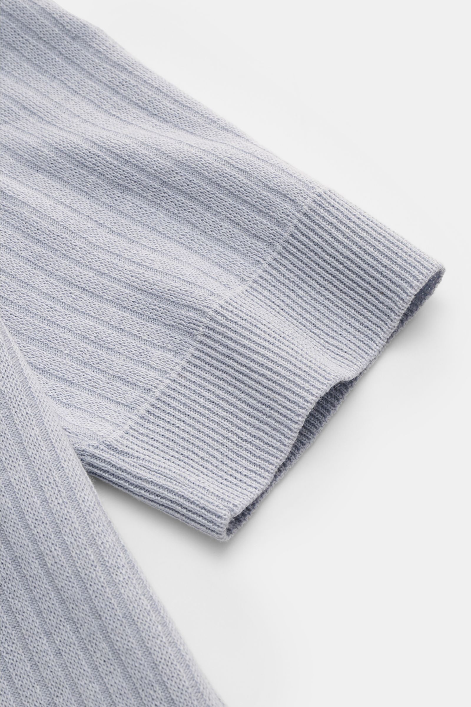 Lardini Kurzarmpullover rauchblau, Detailaufnahme Ärmelbündchen, Slim Fit, Rundhalsausschnitt, Leinen-Baumwoll-Mix, weicher Griff, feines Strickbild.