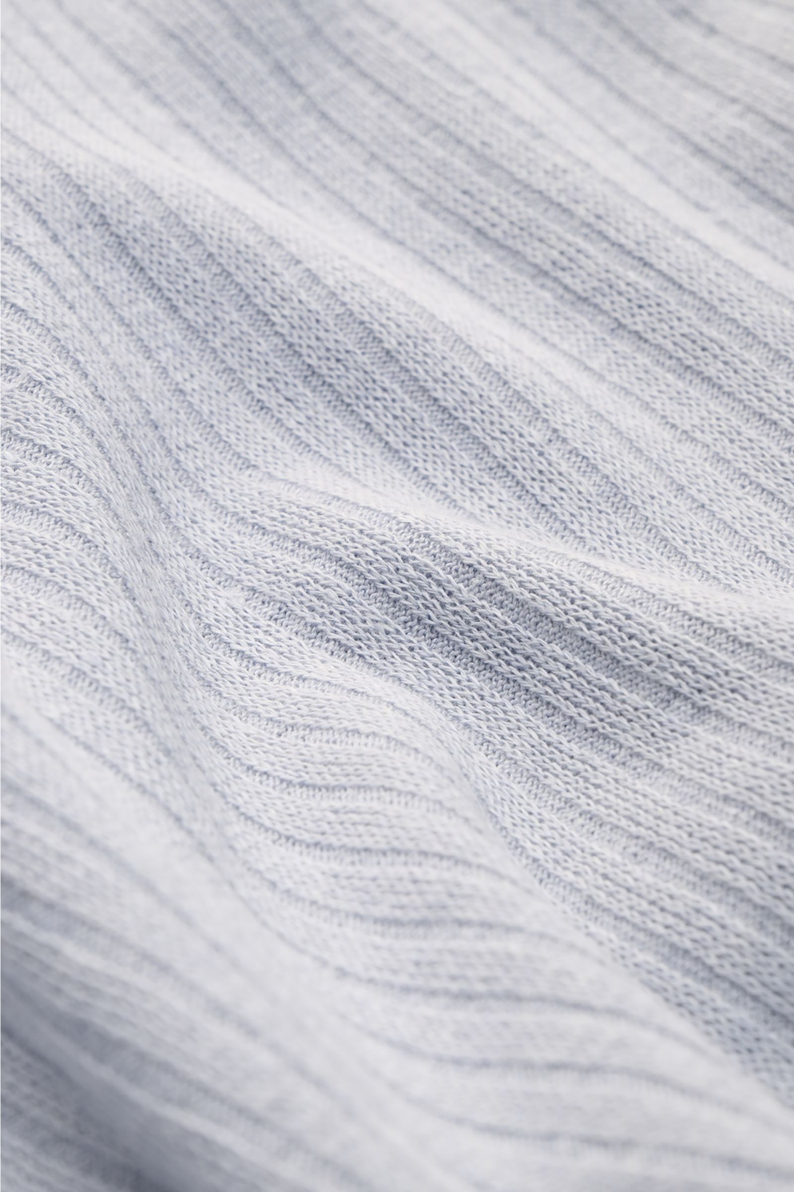 Lardini Kurzarmpullover rauchblau, Detailaufnahme der feinen Leinen-Baumwoll-Struktur, weicher Griff, klassisches Rippstrick-Design, Slim Fit.