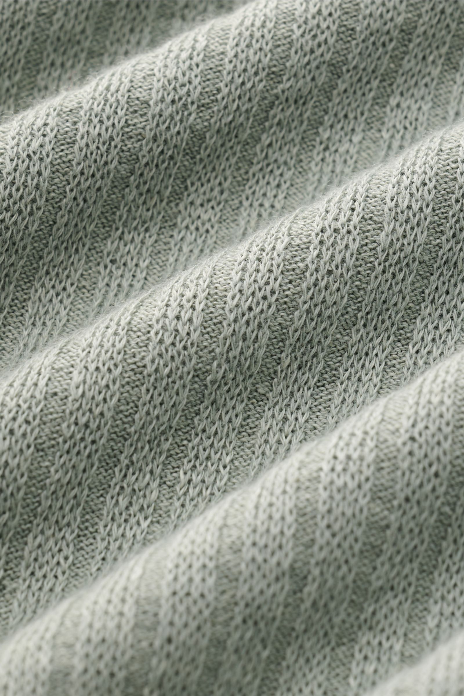 Lardini Kurzarmpullover salbei Nahaufnahme des feinen Strickbilds aus Leinen-Baumwolle mit weichem Griff und Rippstrick-Design.
