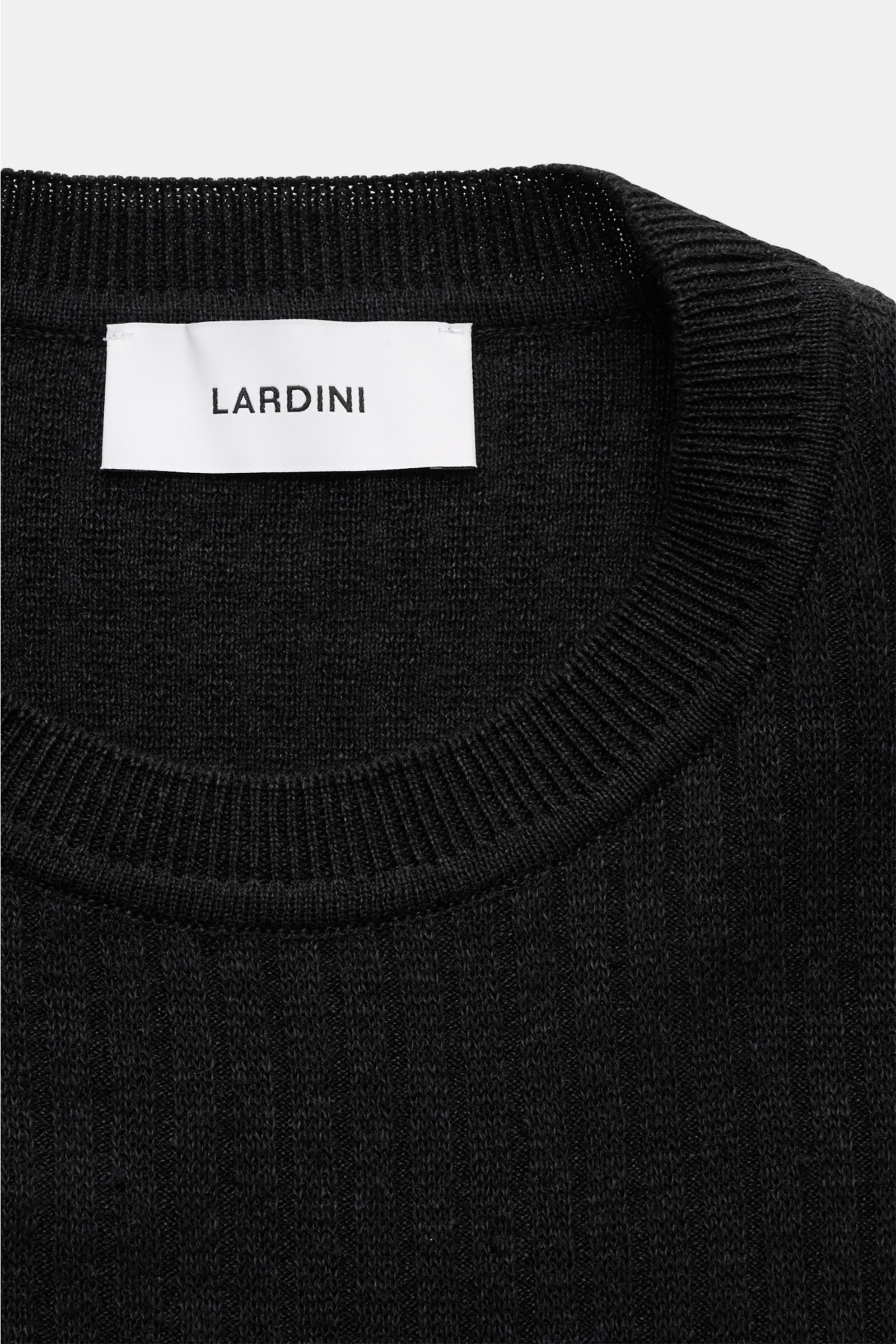 Nahaufnahme des Lardini Kurzarmpullover schwarz von oben, feines Strickbild, Rundhalsausschnitt, Slim Fit, Leinen-Baumwoll-Mix, weicher Griff, komfortable Rippbündchen.