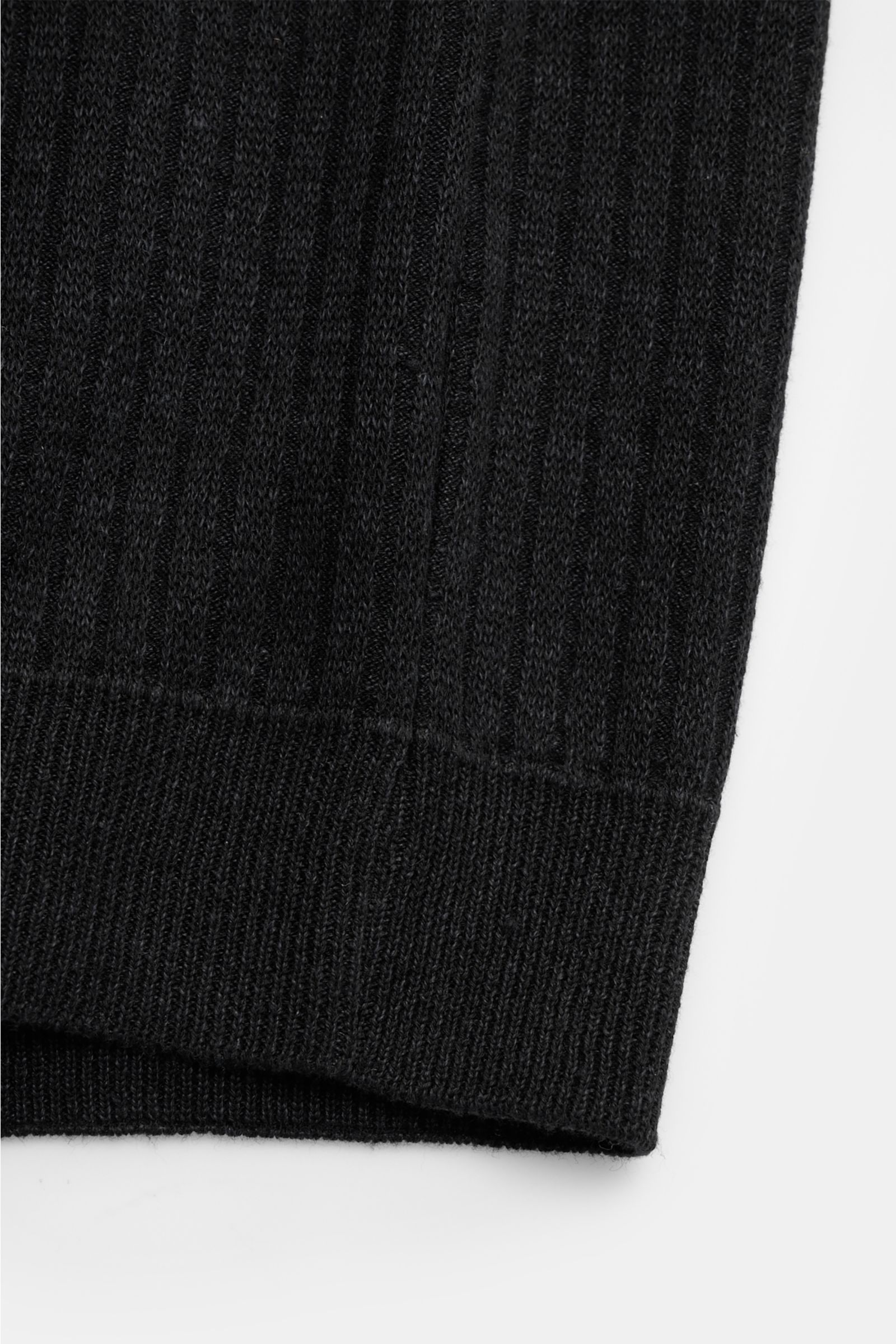 Lardini Kurzarmpullover schwarz, Nahaufnahme der Rippstrick-Details mit weichem Griff aus Leinen-Baumwoll-Mix, Slim Fit, Rundhalsausschnitt.