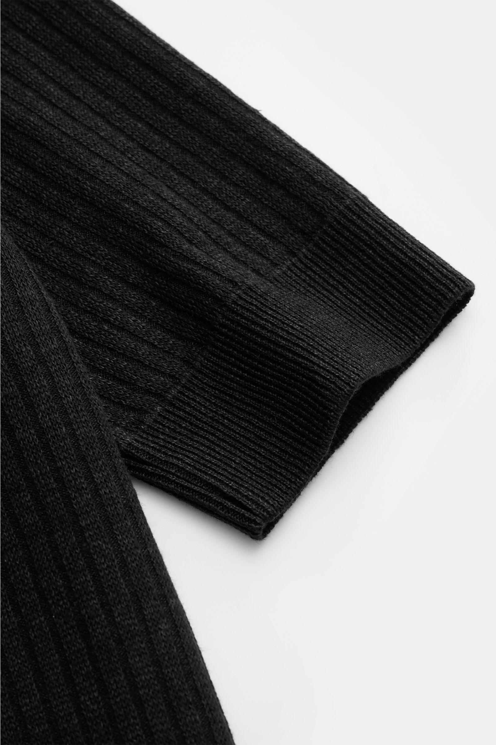 Lardini Kurzarmpullover schwarz, Nahaufnahme der Ärmel mit klassischem Rippstrick-Design, Slim Fit, weicher Leinen-Baumwoll-Mix, Rundhalsausschnitt und komfortablen Rippbündchen, stilvoller Begleiter für Frühling und Sommer.