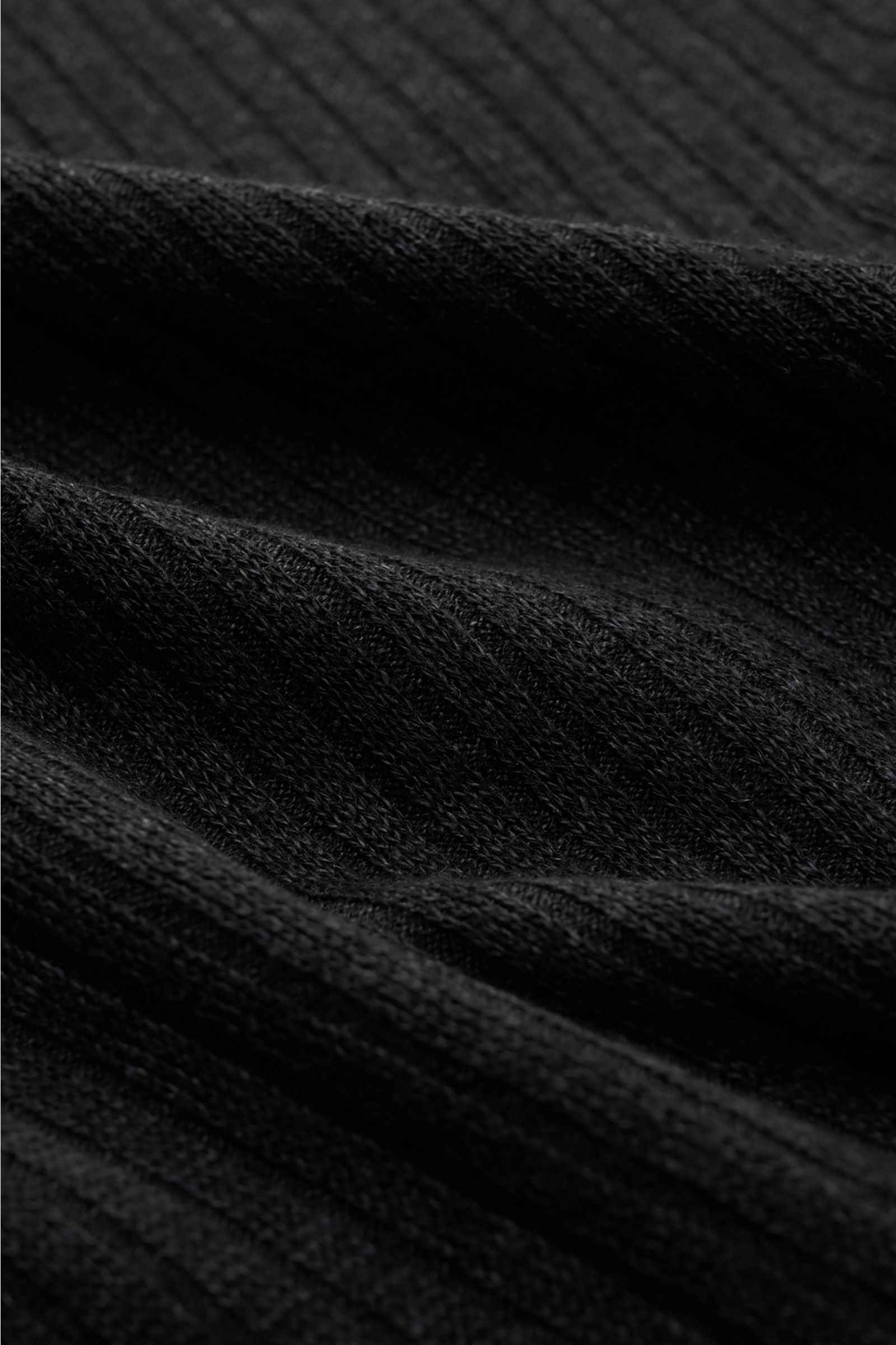 Nahaufnahme des schwarzen Lardini Kurzarmpullovers mit feinem Rippstrick, Rundhalsausschnitt und weichem Griff aus Leinen-Baumwoll-Mix.