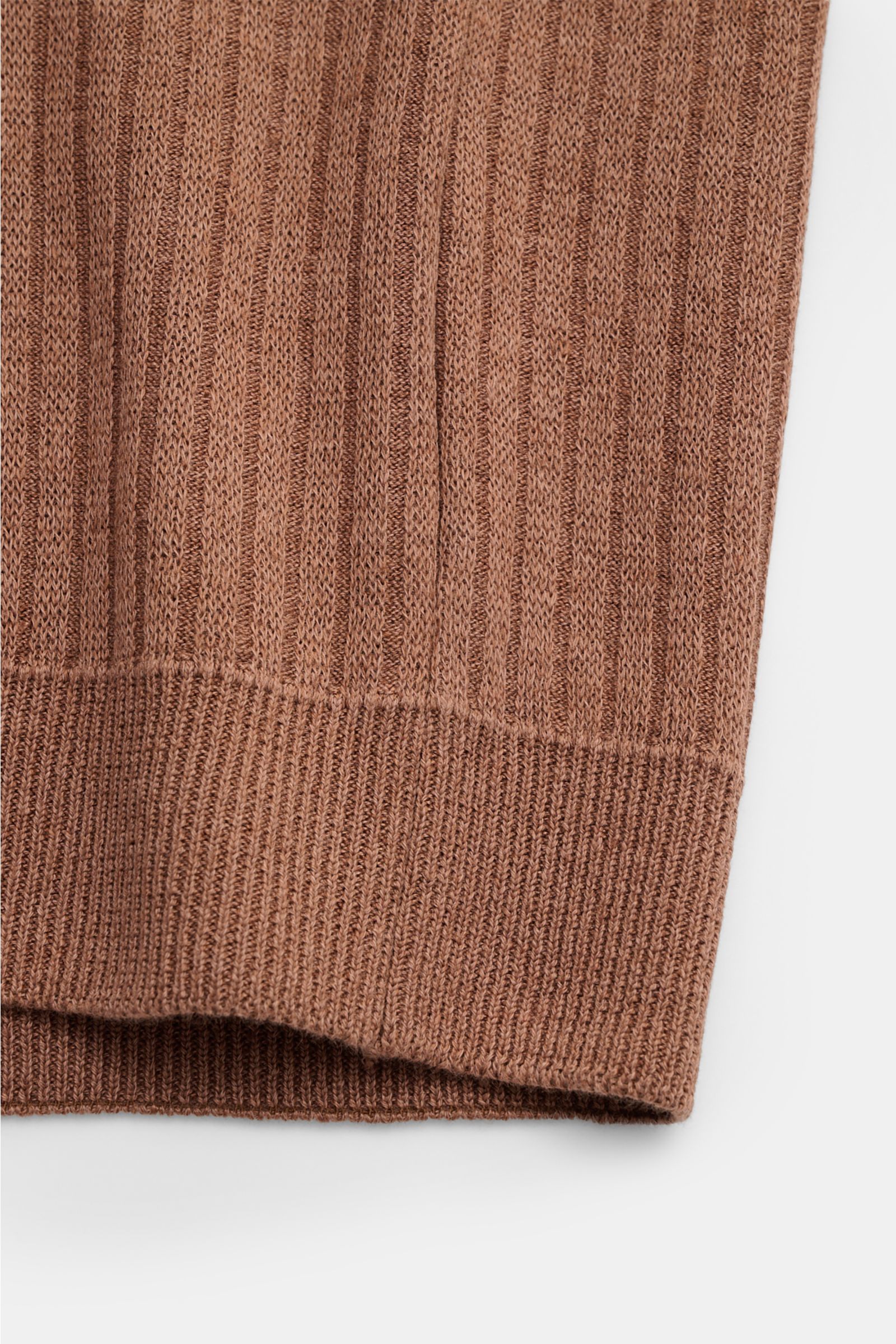 Nahaufnahme des braunen Lardini Kurzarmpullovers, Detailansicht des feinen Strickbilds und der komfortablen Rippbündchen aus Leinen-Baumwoll-Mix.