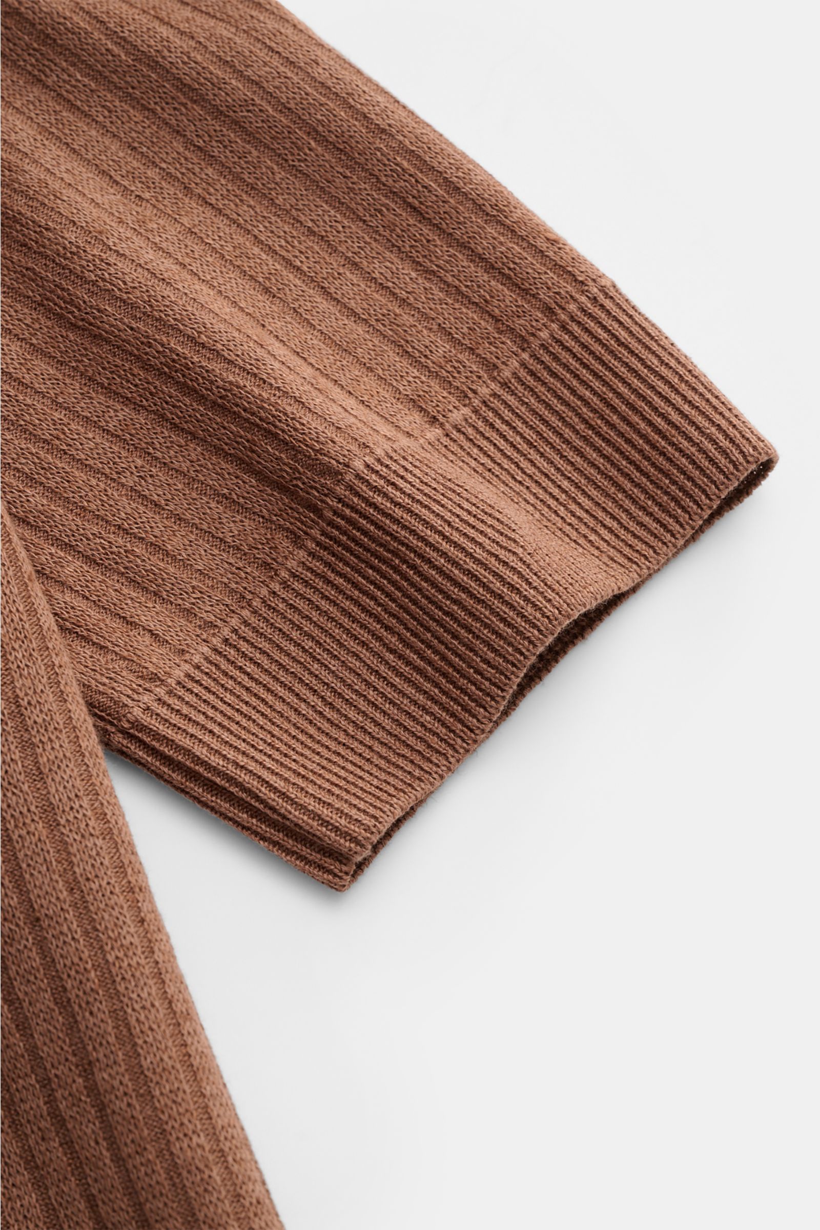 Nahaufnahme des braunen Lardini Kurzarmpullovers aus Leinen-Baumwoll-Mix mit feinem Rippstrick, Rundhalsausschnitt und Slim Fit.