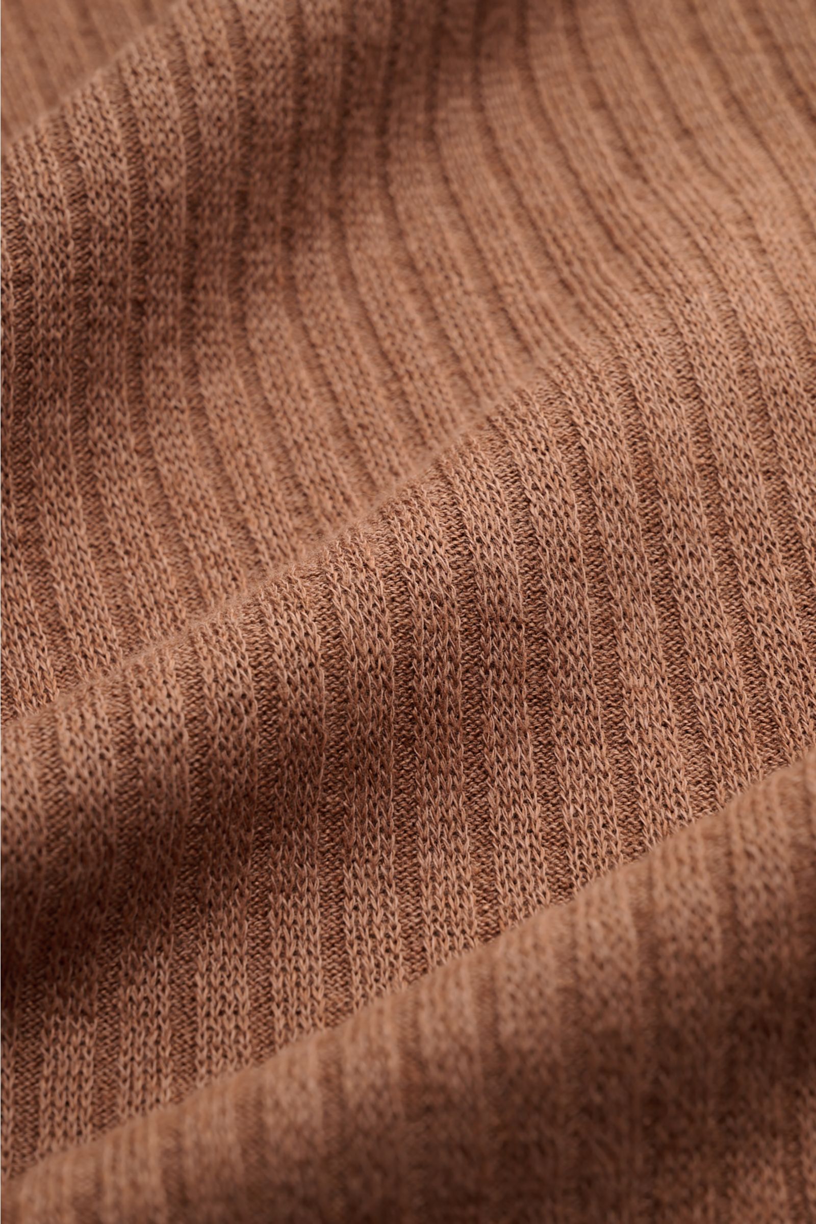 Lardini Kurzarmpullover braun Nahaufnahme des feinen, weichen Rippstrick-Stoffs aus Leinen-Baumwolle mit komfortablen Rippbündchen.