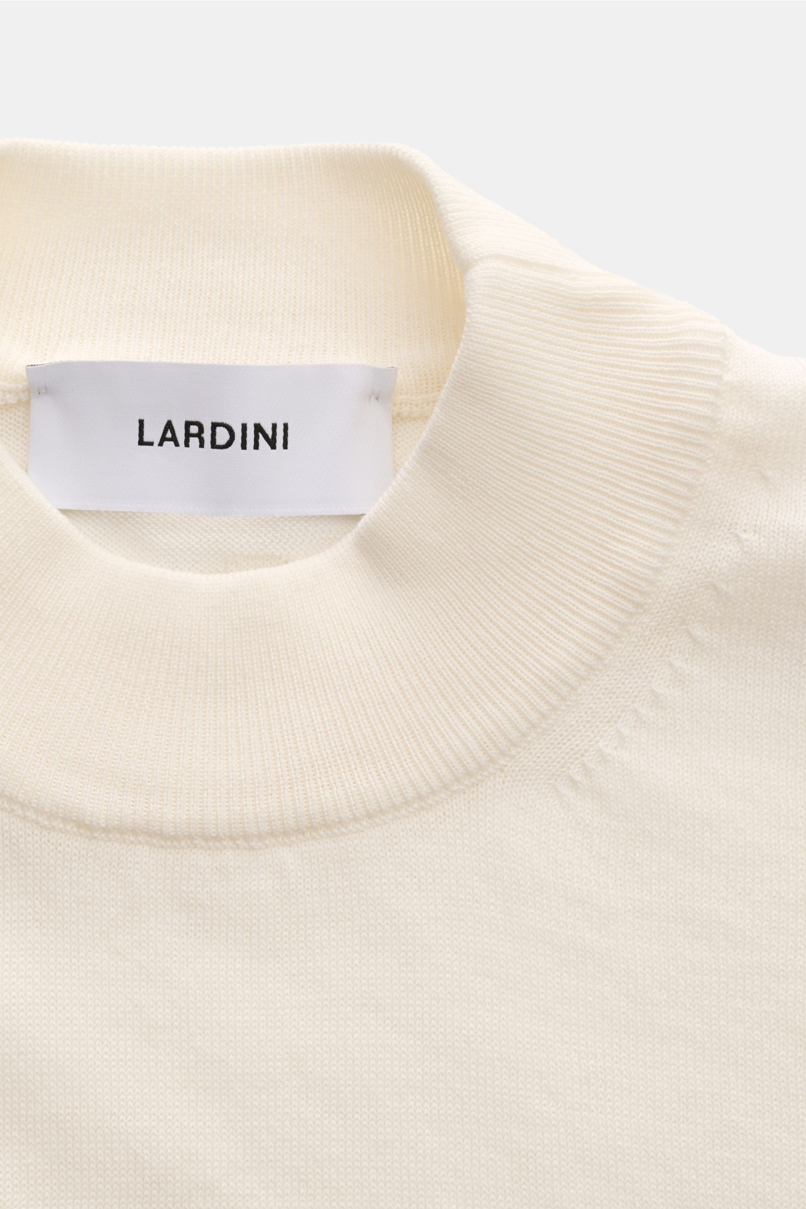 Nahaufnahme von Lardini Kurzarm-Rundhalspullover creme, fein gestrickt aus weicher reiner Baumwolle mit slim Fit und Rundhalsausschnitt.