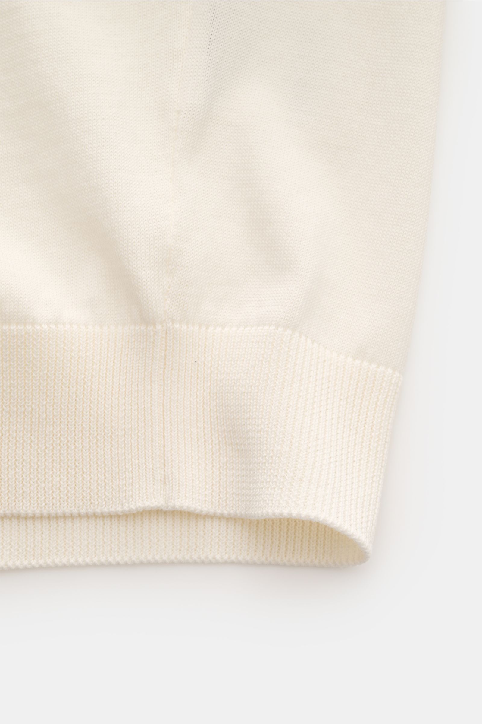 Lardini Kurzarm-Rundhalspullover creme, Detailaufnahme von unten, feines Strickbild, reine Baumwolle, weicher Griff, Slim Fit, Rippbündchen.