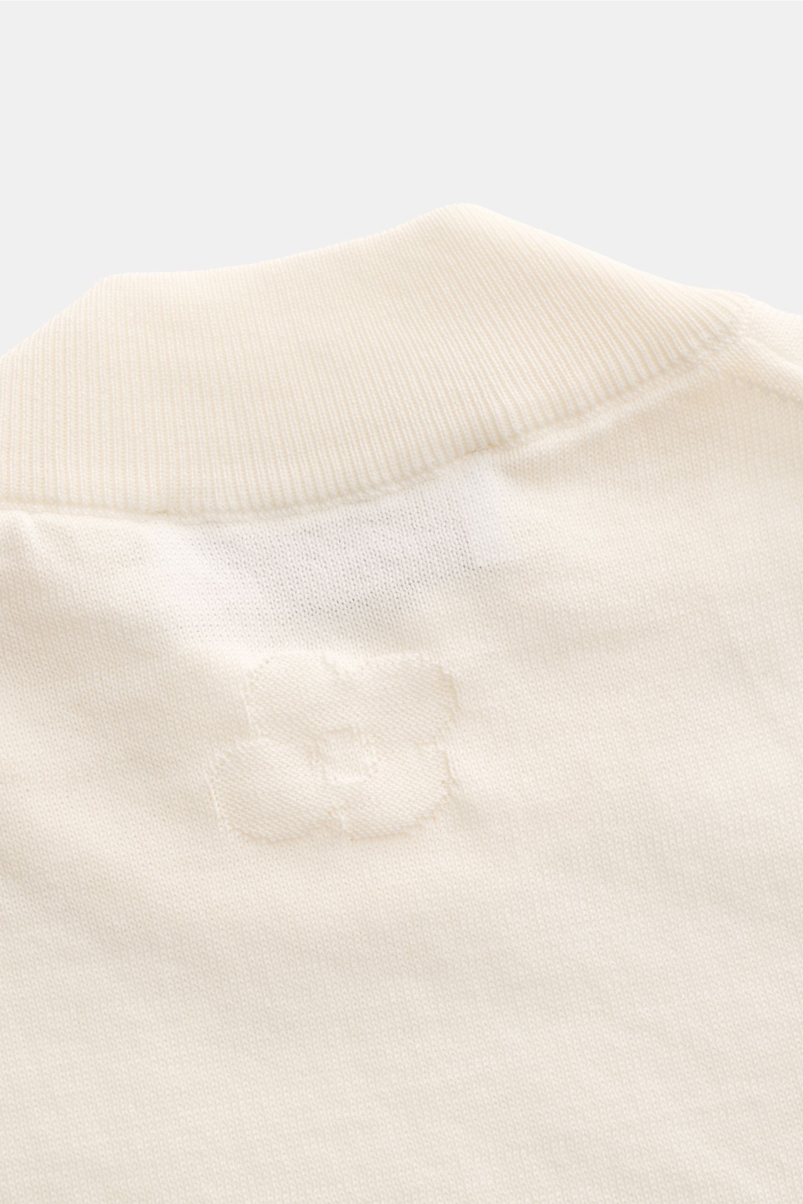 Nahaufnahme des Lardini Kurzarm-Rundhalspullover creme von hinten, feines Strickbild, weicher Griff, dezentes eingestricktes Logo.