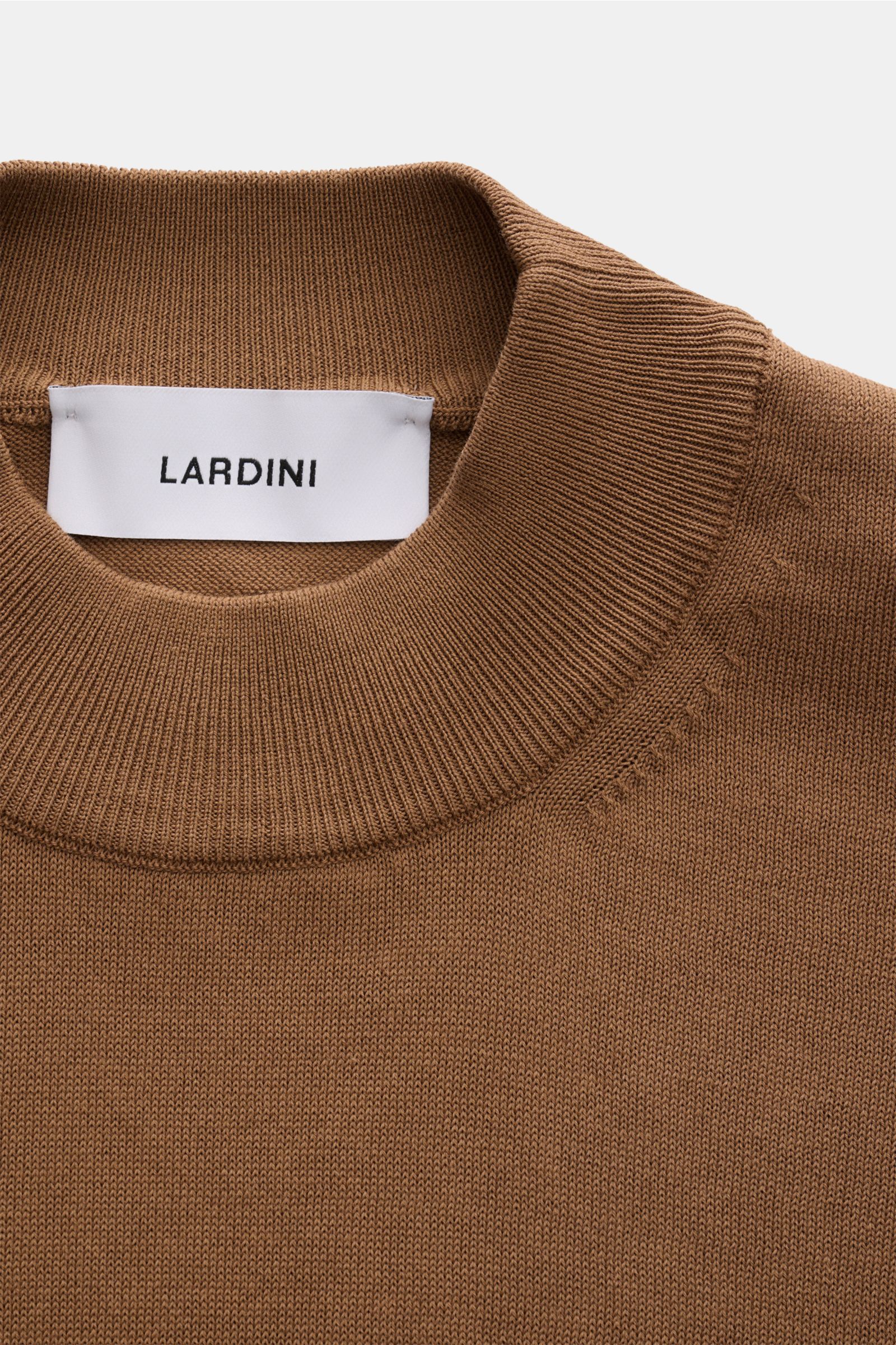 Close-up image of the Lardini Kurzarm-Rundhalspullover braun, showing the neckline and collar from a top-front perspective. Mühelosen Stil verkörpert dieser fein gestrickte Kurzarm-Rundhalspullover von LARDINI. Aus reiner Baumwolle mit weichem Griff ve