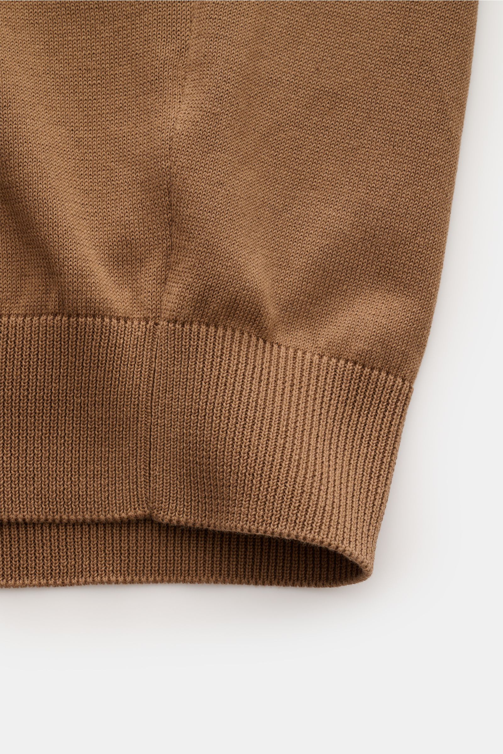 Nahaufnahme des Lardini Kurzarm-Rundhalspullover braun, fein gestrickt aus reiner Baumwolle mit weichem Griff, flexible Rippbündchen sichtbar.