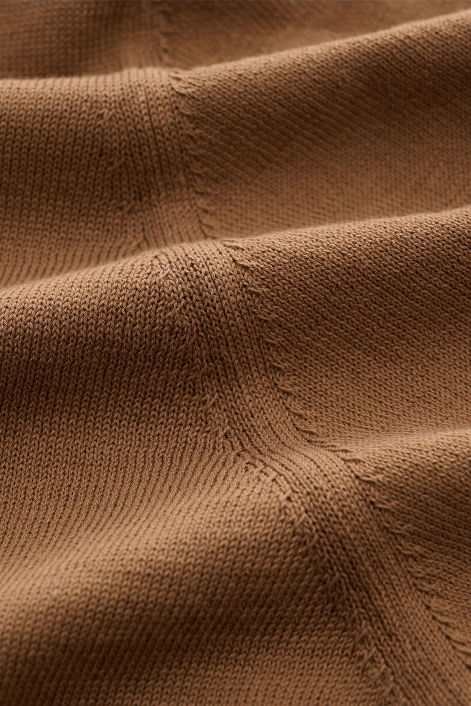 Close-up front view of Lardini Kurzarm-Rundhalspullover braun, finely knitted pure cotton fabric with soft touch, slim fit, round neckline, subtle logo, and flexible ribbed cuffs, showcasing Italian craftsmanship and modern lightness.