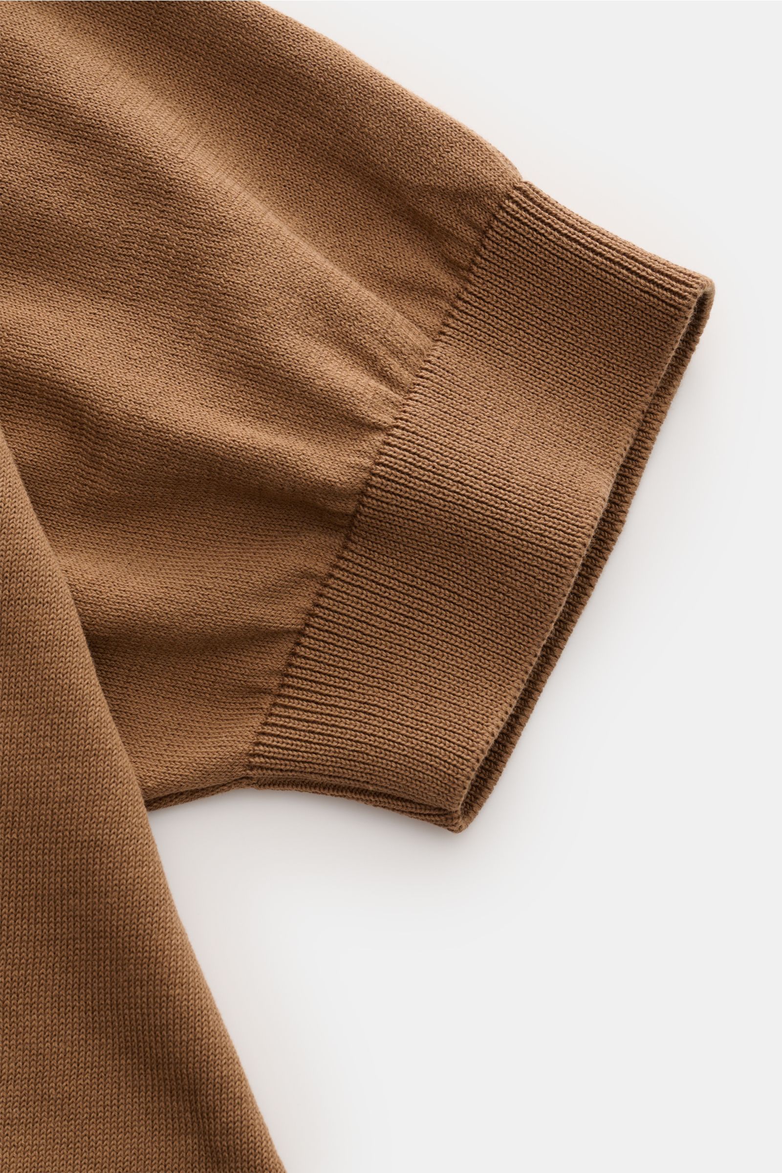 Close-up side view of Lardini Kurzarm-Rundhalspullover braun sleeve, showing fine knit, soft cotton, slim fit, ribbed cuff, and subtle logo.

Description: Mühelosen Stil verkörpert dieser fein gestrickte Kurzarm-Rundhalspullover von LARDINI. Aus reiner