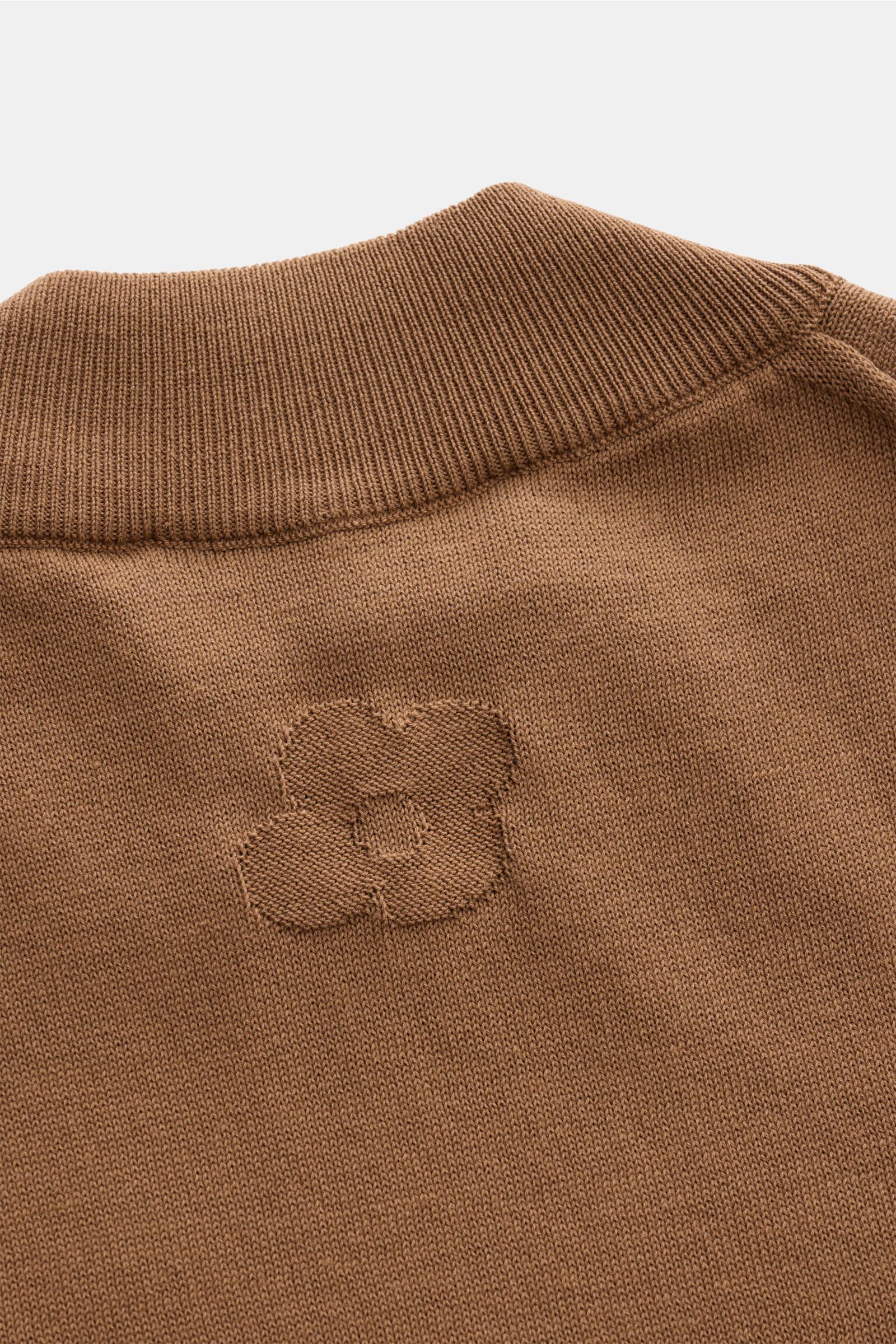 Lardini Kurzarm-Rundhalspullover braun aus reiner Baumwolle, Slim Fit, weicher Griff, feines Strickbild, Rippbündchen, Logo, Detailfoto von oben.