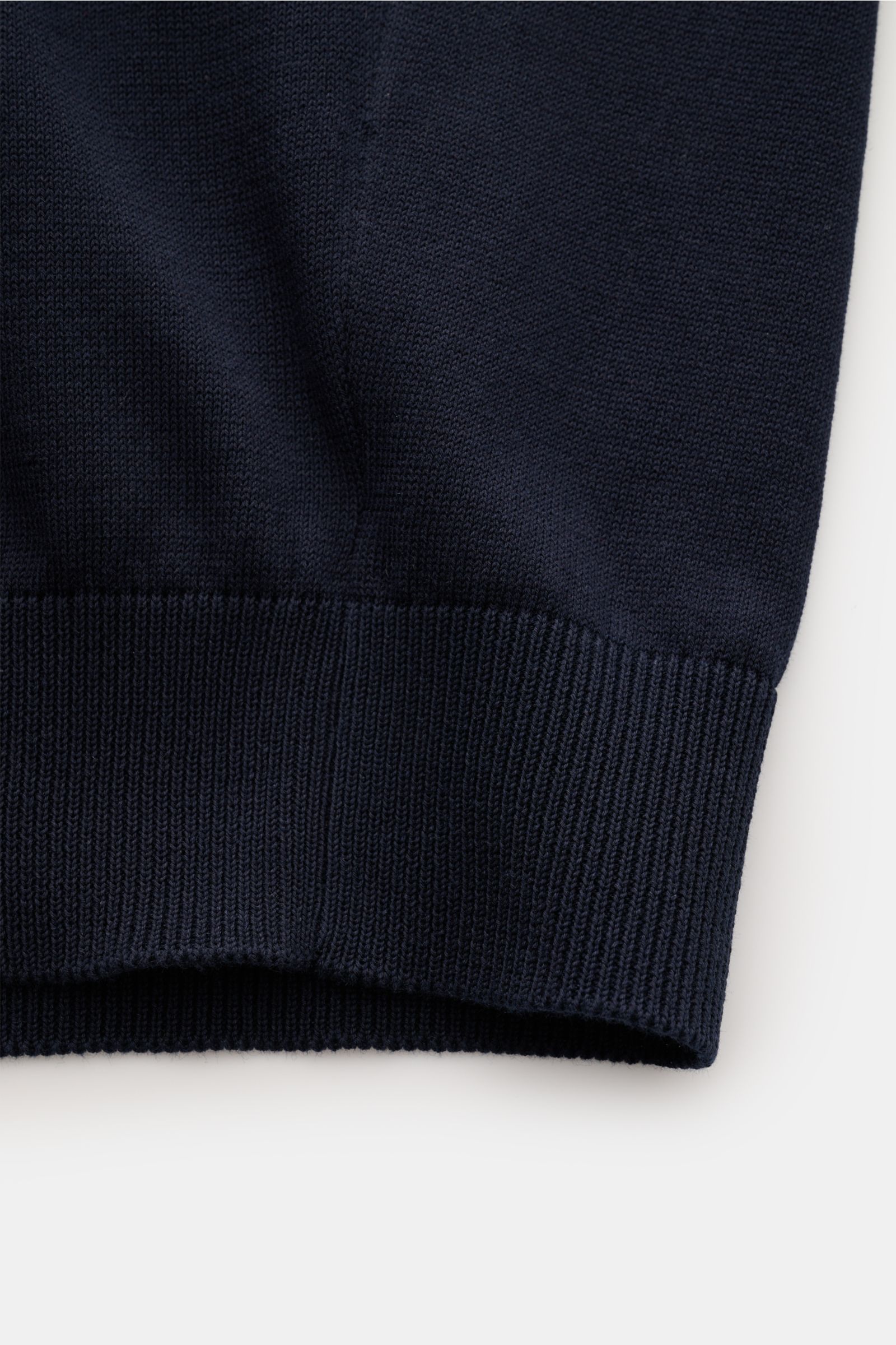 Nahaufnahme des Lardini Kurzarm-Rundhalspullover navy Saums, feines Strickbild, reine Baumwolle, weicher Griff, Slim Fit, Rippbündchen.