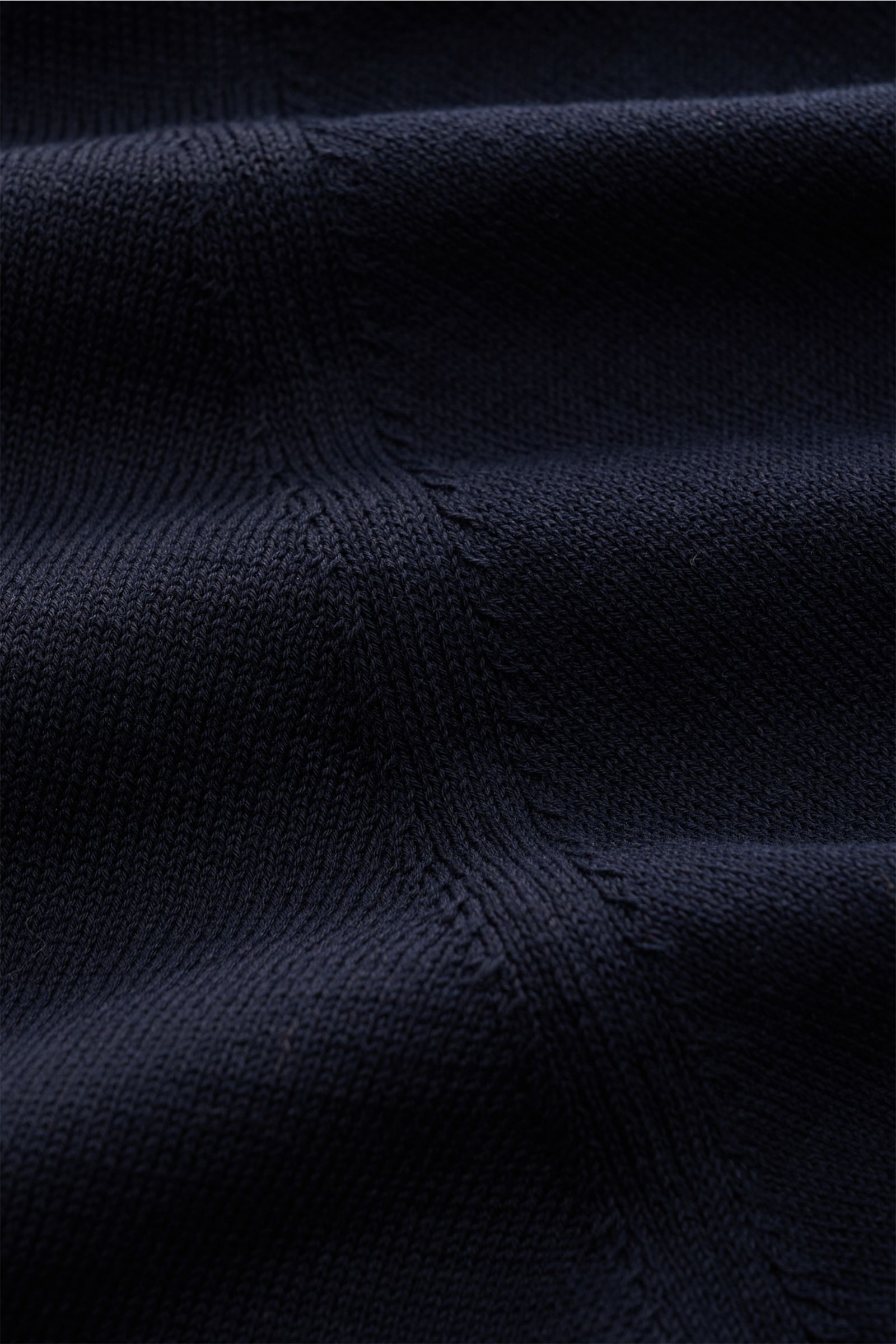 Nahaufnahme des feinen Strickbildes vom Lardini Kurzarm-Rundhalspullover navy aus reiner Baumwolle mit weichem Griff.
