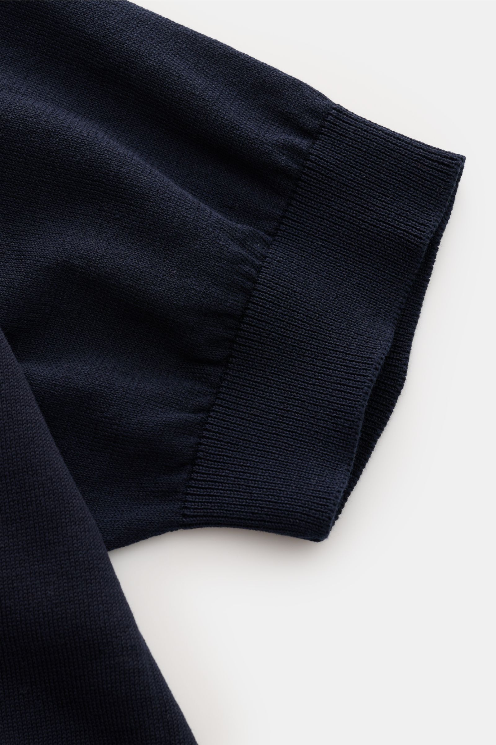Lardini Kurzarm-Rundhalspullover navy, Detailaufnahme von Ärmelsaum mit feinem Strickbild, weichem Griff und flexiblem Rippbündchen.