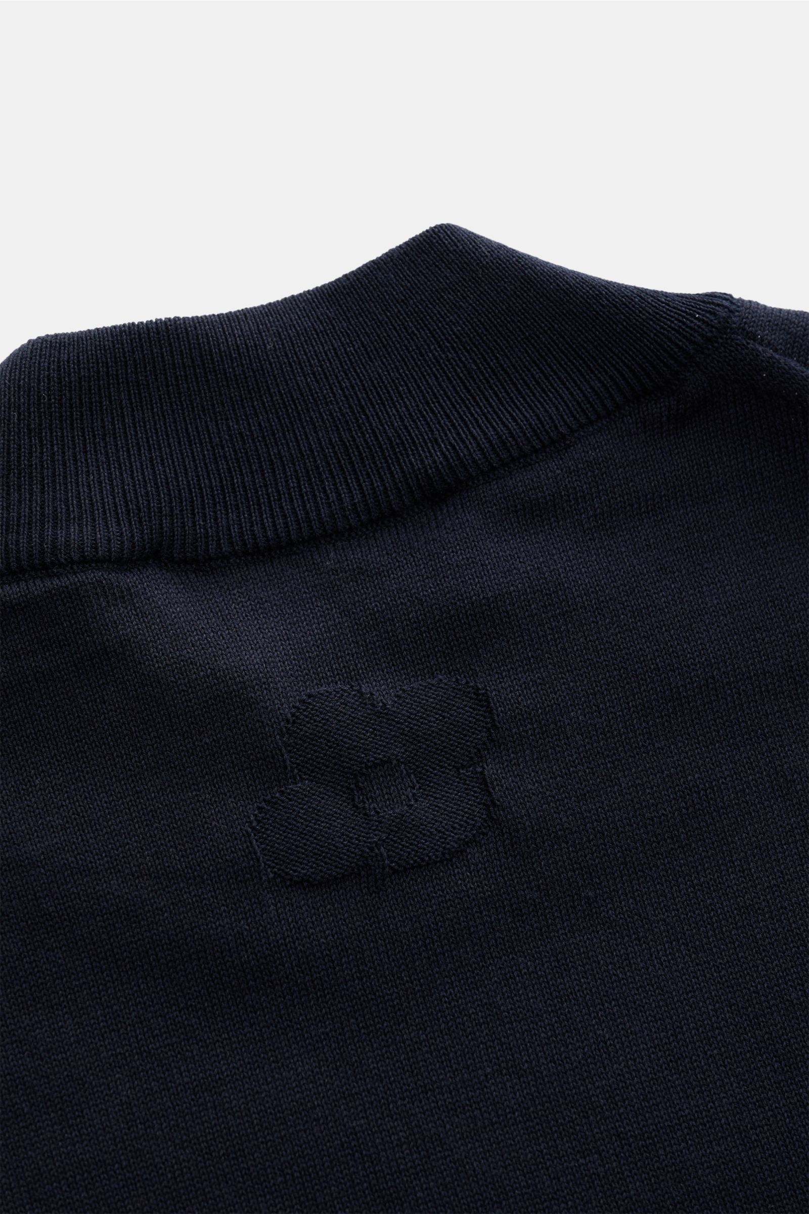 Nahaufnahme des Lardini Kurzarm-Rundhalspullovers navy, feiner Strick, reiner Baumwolle, weicher Griff, Slim Fit, Rippbündchen, eingestricktes Logo.