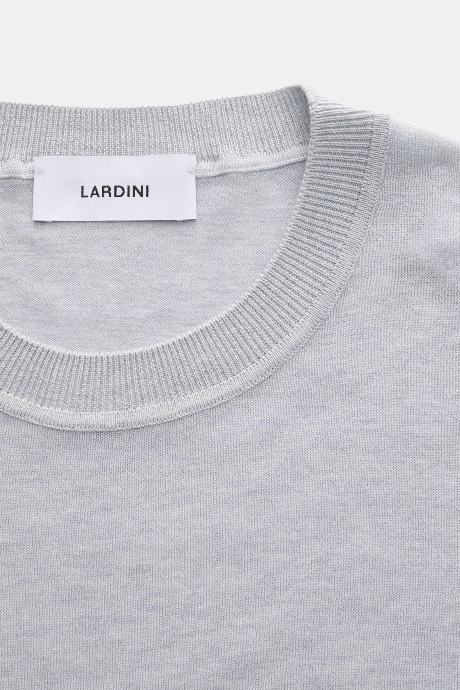Lardini Seiden Kurzarmpullover rauchblau/hellgrau meliert, aus feinem Strick mit Rundhalsausschnitt, Slim Fit, weicher Griff, flexible Rippbündchen, Detailansicht von oben.
