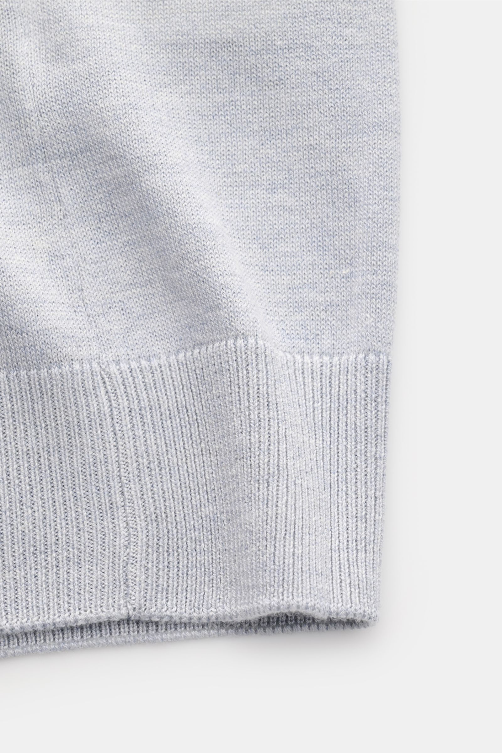 Lardini Seiden Kurzarmpullover rauchblau/hellgrau meliert, Slim Fit, Rundhalsausschnitt, weicher Griff, feines Strickbild, Detailansicht Rippbündchen.