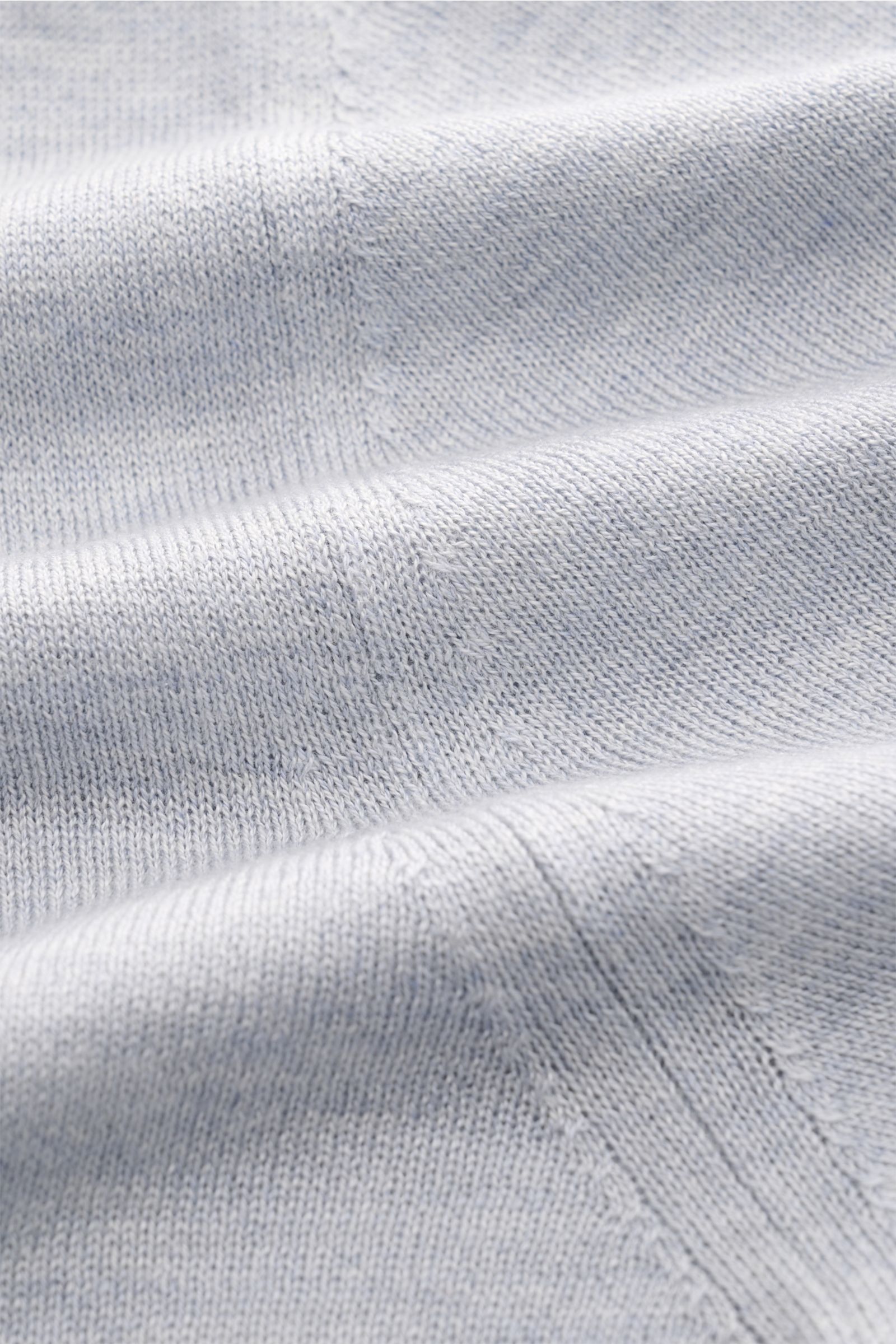 Nahaufnahme des feinen Strickbilds des Lardini Seiden Kurzarmpullover rauchblau/hellgrau meliert aus reiner Seide mit weichem Griff.