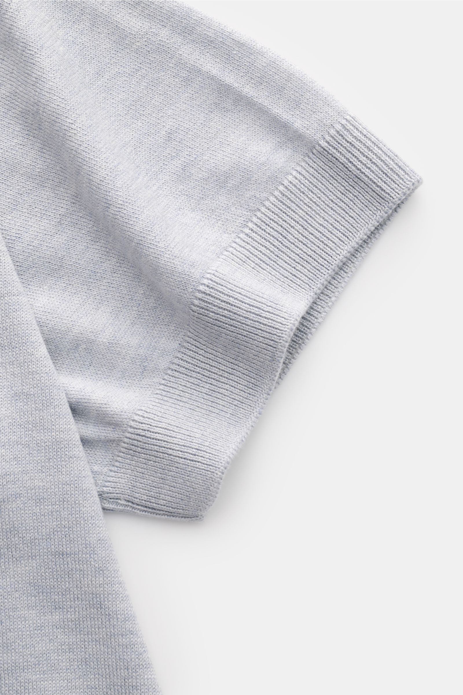 Lardini Seiden Kurzarmpullover rauchblau/hellgrau meliert, Detailansicht Ärmel mit feinem Strick, Rundhalsausschnitt, Slim Fit, reine Seide, weich, flexible Rippbündchen.