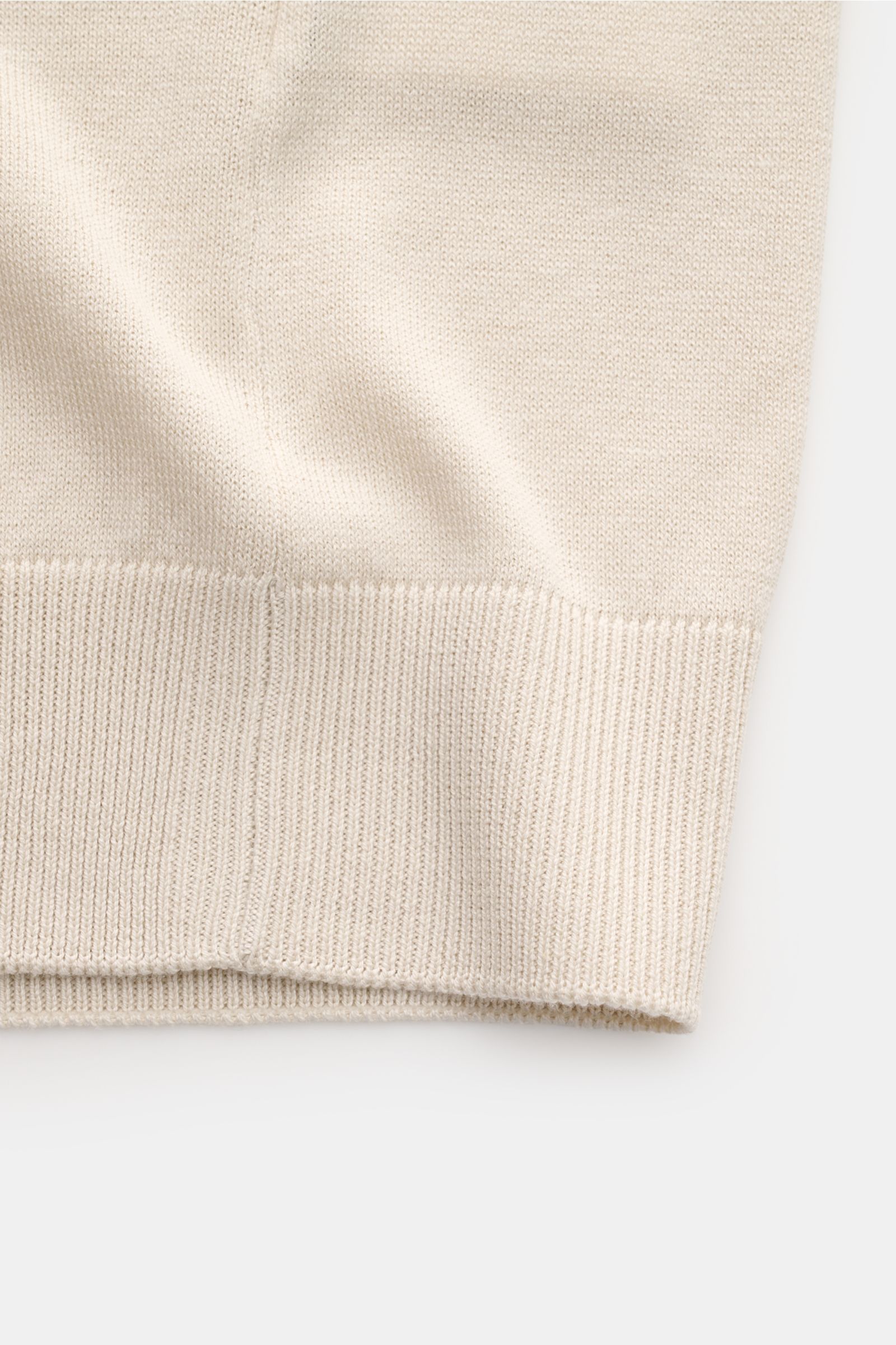 Lardini Seiden Kurzarmpullover sand aus feinem Strick, Detailaufnahme des unteren Saums mit Rippbündchen, reine Seide, Slim Fit, Rundhals.