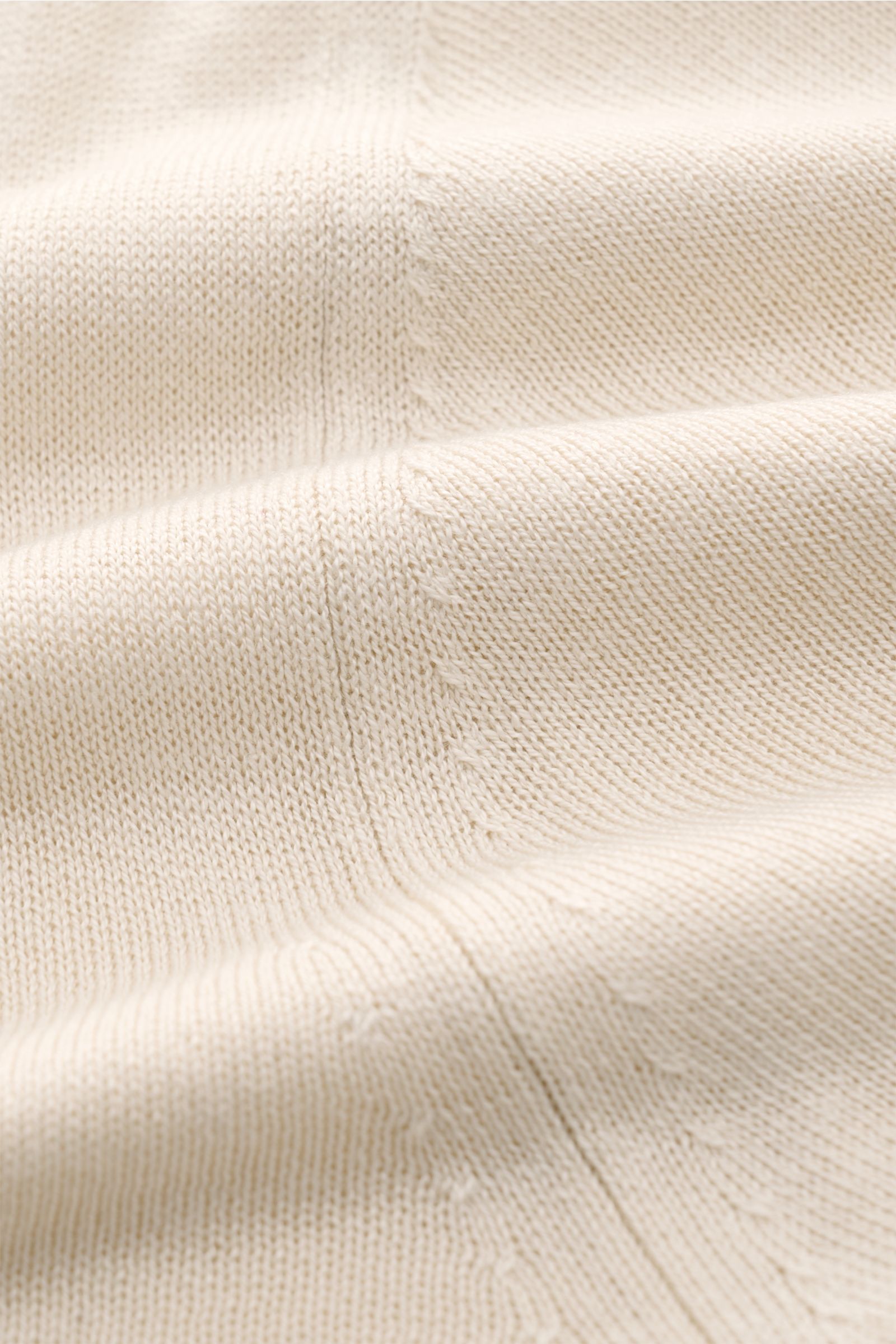 Nahaufnahme des Lardini Seiden Kurzarmpullovers sand aus feinem, weichem Strick mit Slim Fit, Rundhalsausschnitt und flexiblen Rippbündchen, Perspektive schräg oben.