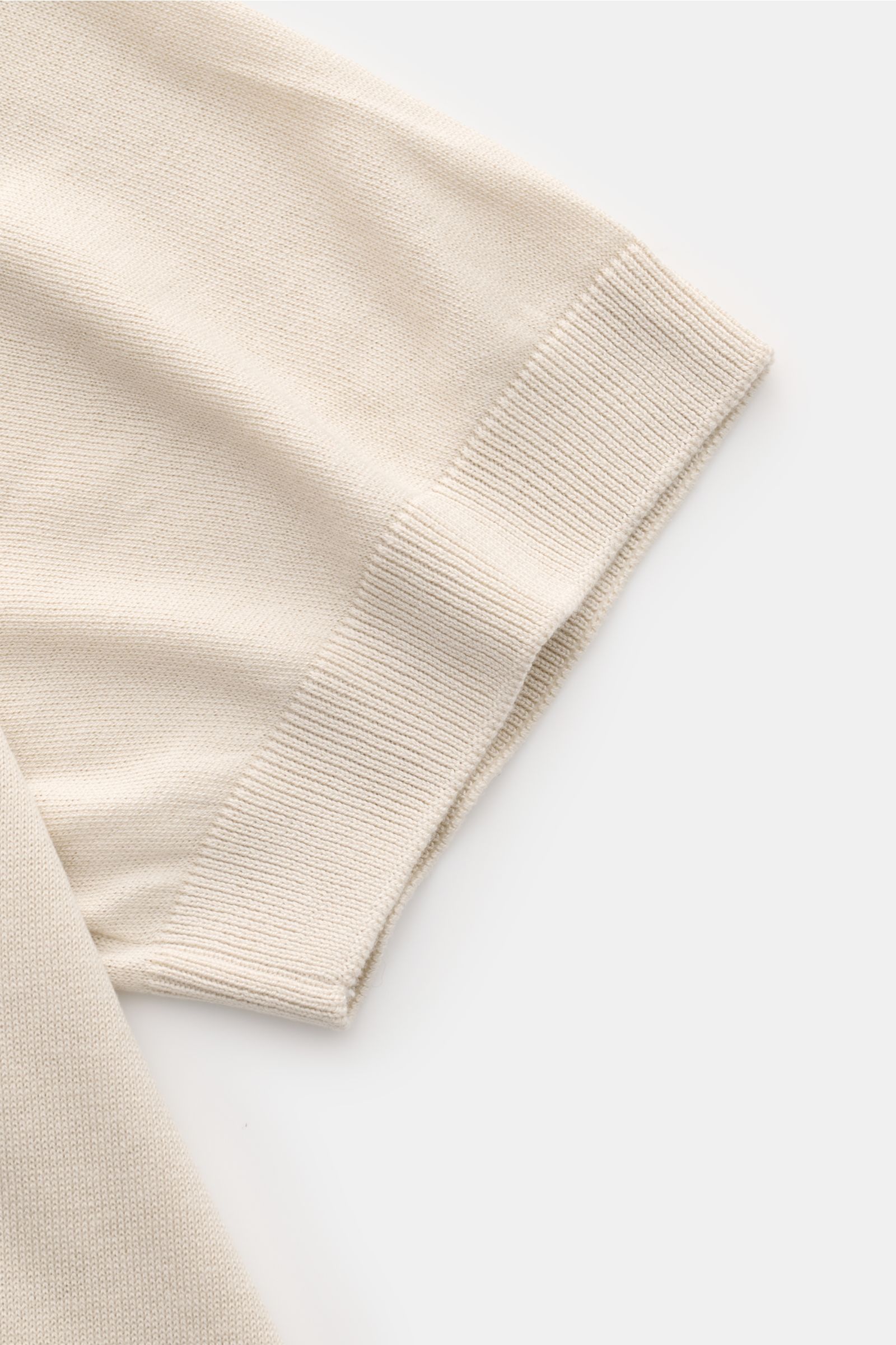 Lardini Seiden Kurzarmpullover sand, Detailansicht Ärmel mit feinem Strick, Slim Fit, Rundhalsausschnitt, weicher Griff, reine Seide, flexible Rippbündchen.