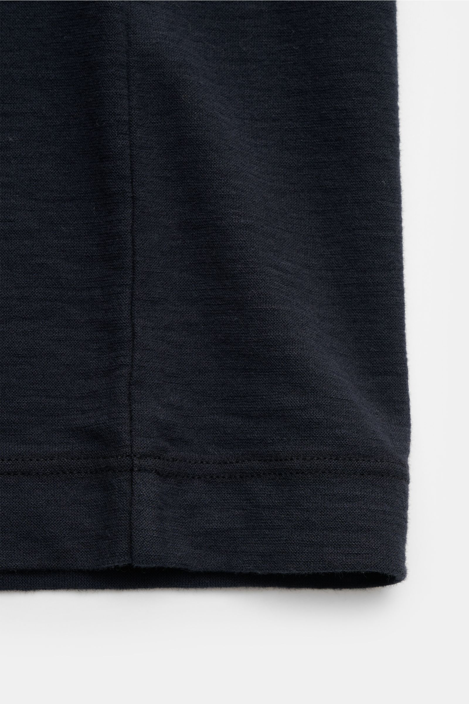 Stone Island Rundhals-T-Shirt 'Ghost Piece' navy, Slim Fit, aus elastischem Baumwolljersey, tonales Weblabel auf Brust, Detailaufnahme Saum, leicht griffige Haptik, garment dyed.