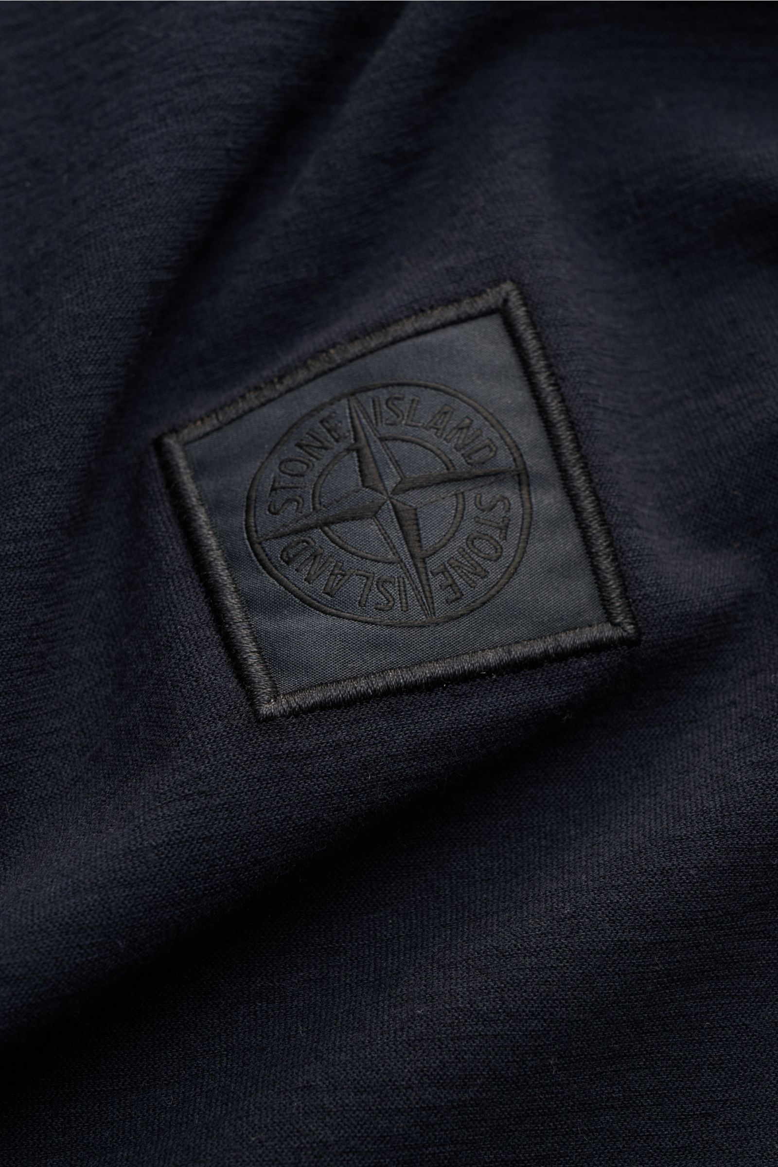 Stone Island Rundhals-T-Shirt 'Ghost Piece' navy, Nahaufnahme des tonalen Weblabels auf elastischem Baumwolljersey, Slim Fit, Rundhalsausschnitt.