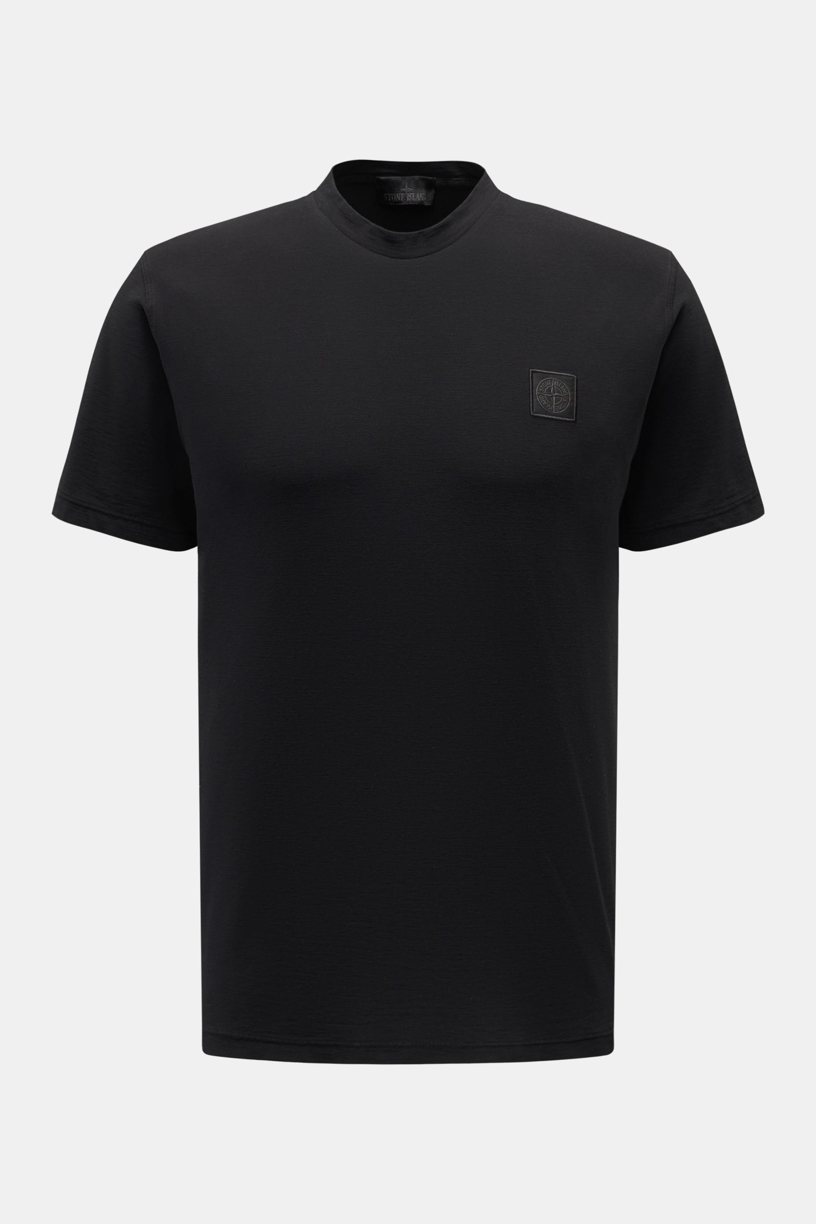 Front view of Stone Island Rundhals-T-Shirt 'Ghost Piece' schwarz, a slim fit black cotton jersey tee with tonal Stone Island web label on chest.

Description: STONE ISLAND bietet mit dem Rundhals-T-Shirt aus elastischem Baumwolljersey mit tonalem STON
