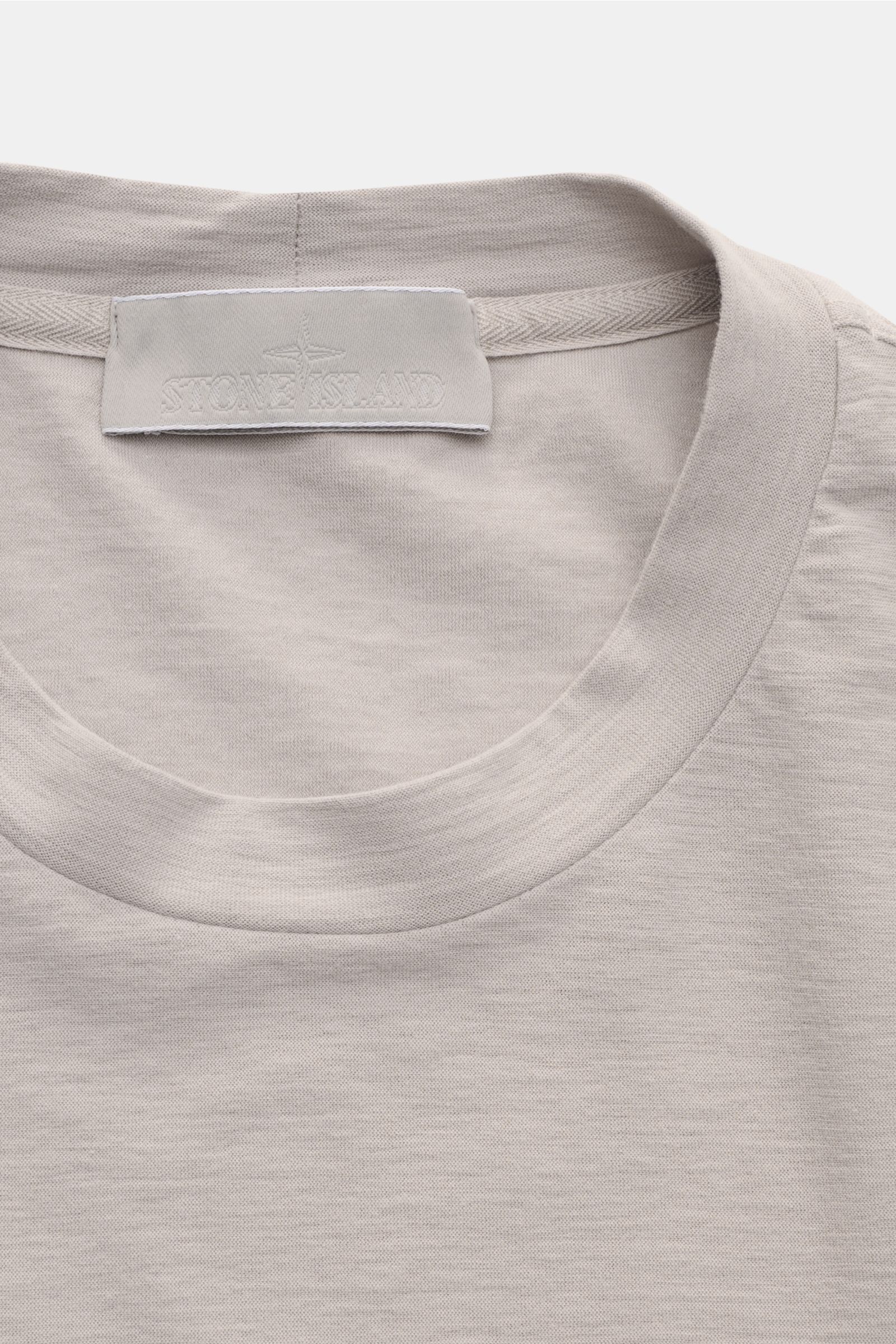Stone Island Rundhals-T-Shirt 'Ghost Piece' taupe, Slim Fit, aus elastischem Baumwolljersey, tonales Weblabel, von oben fotografiert.