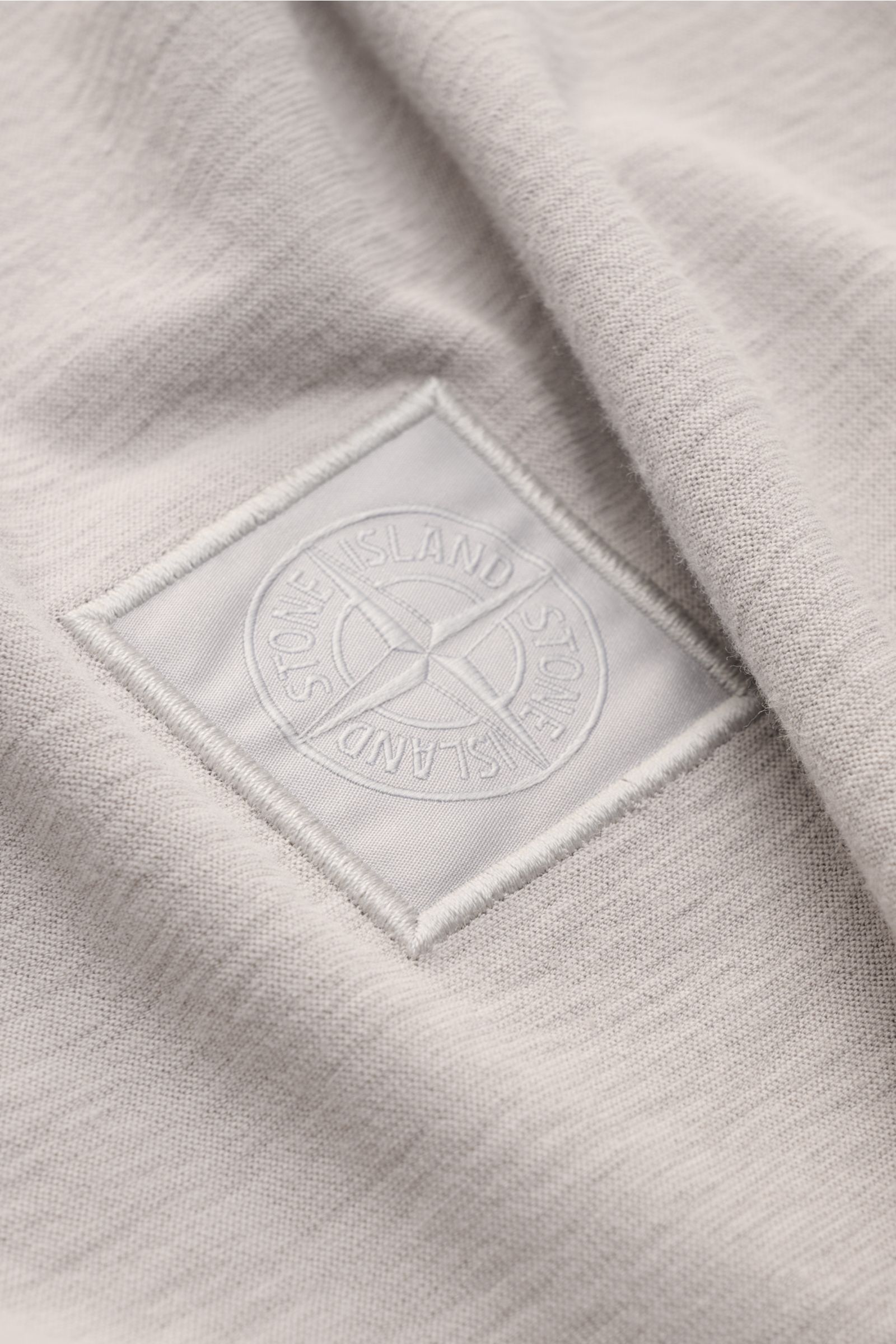 Stone Island Rundhals-T-Shirt 'Ghost Piece' taupe, Nahaufnahme des tonalen STONE ISLAND-Weblabels auf elastischem Baumwolljersey mit leichter griffiger Haptik.